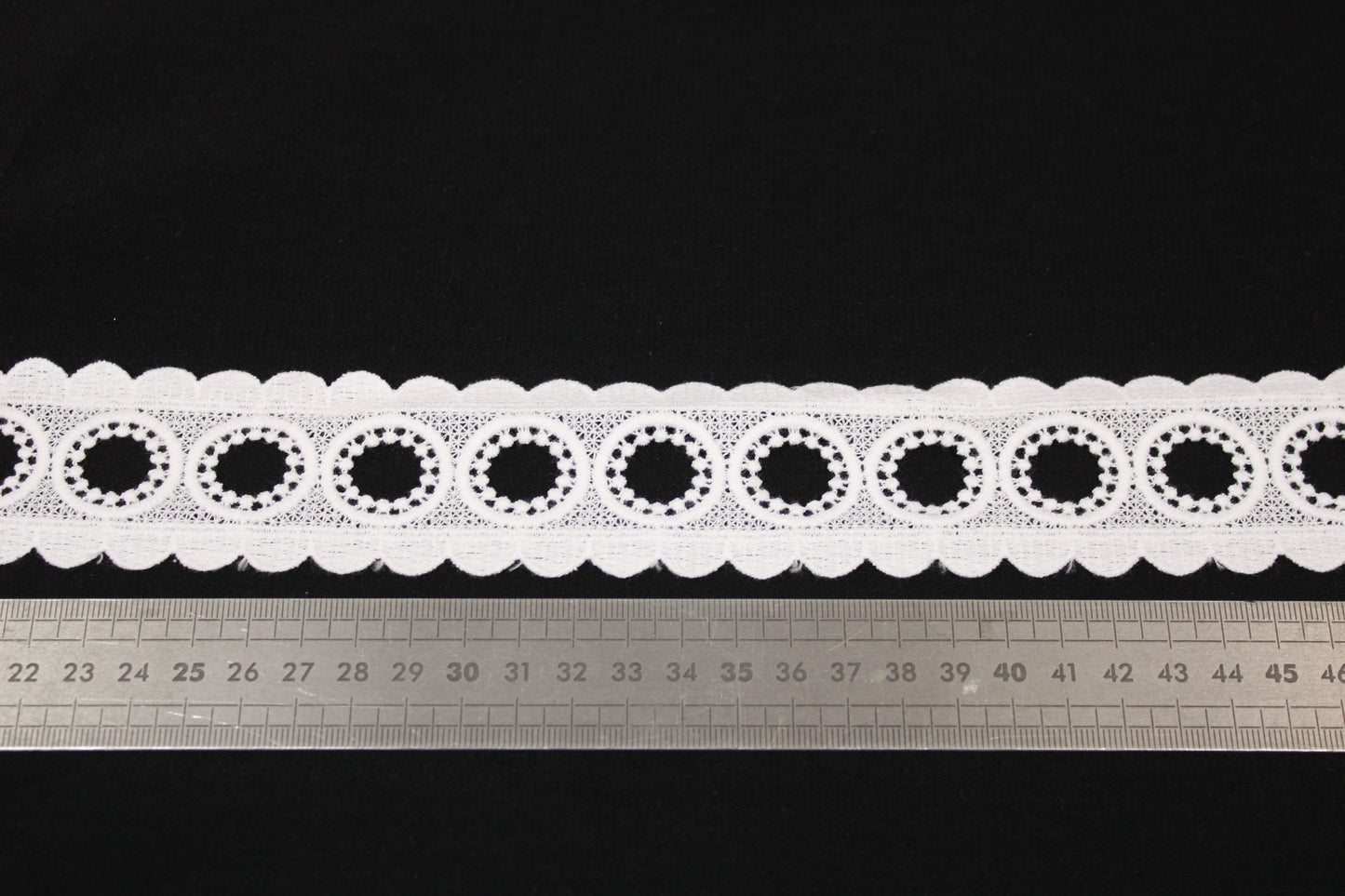 Galon - guipure blanche - motif circulaire - photo 2/3 | So Tissus