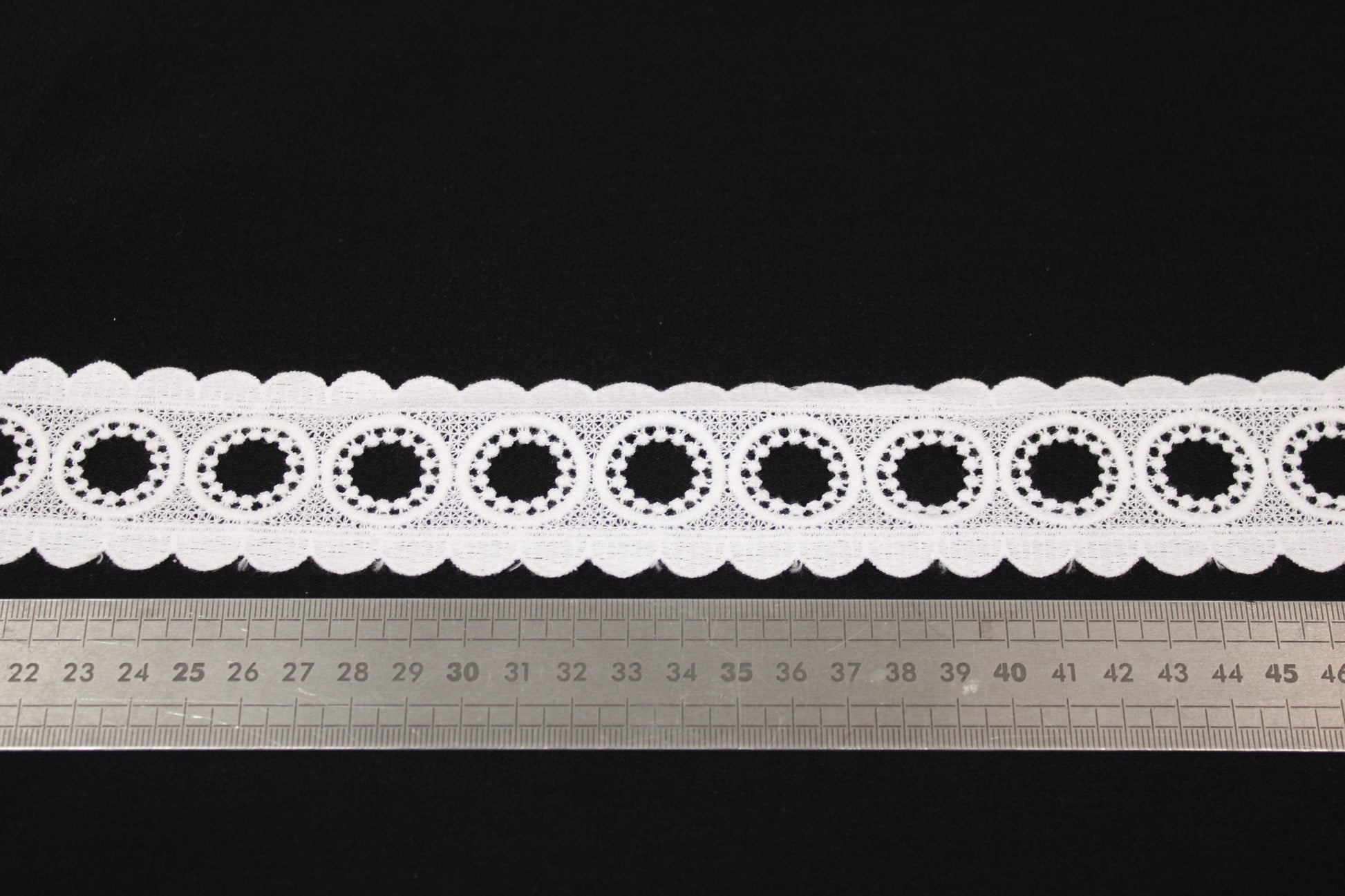 Galon - guipure blanche - motif circulaire - photo 2/3 | So Tissus