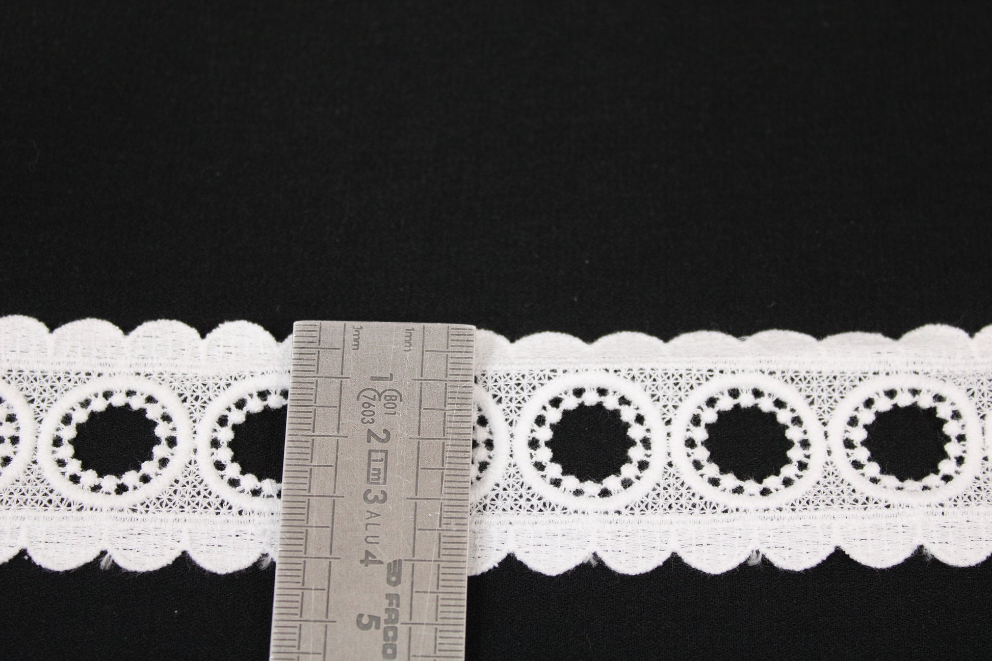 Galon - guipure blanche - motif circulaire - photo 3/3 | So Tissus