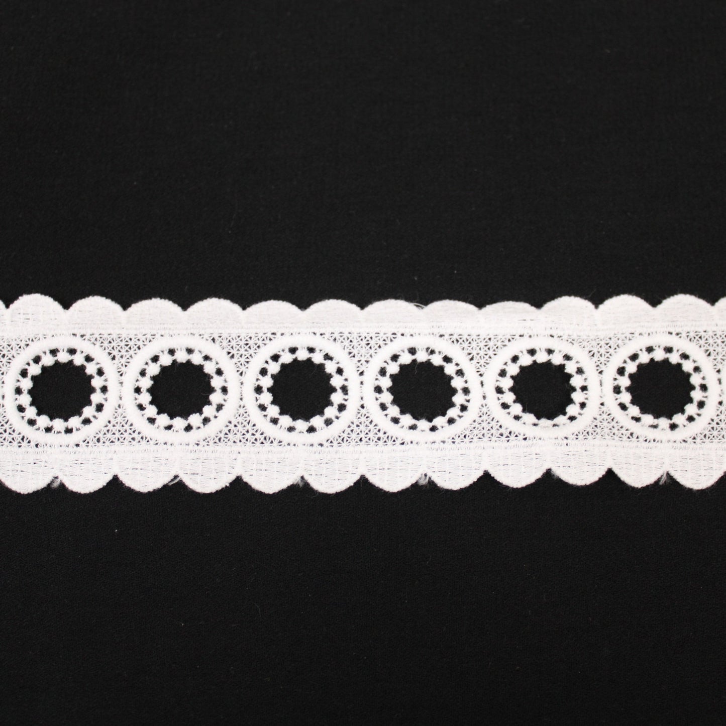 Galon - guipure blanche - motif circulaire - photo 1/3 | So Tissus