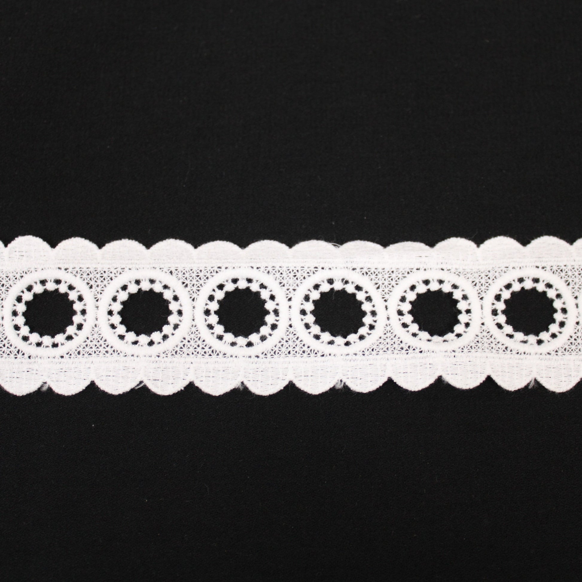 Galon - guipure blanche - motif circulaire - photo 1/3 | So Tissus