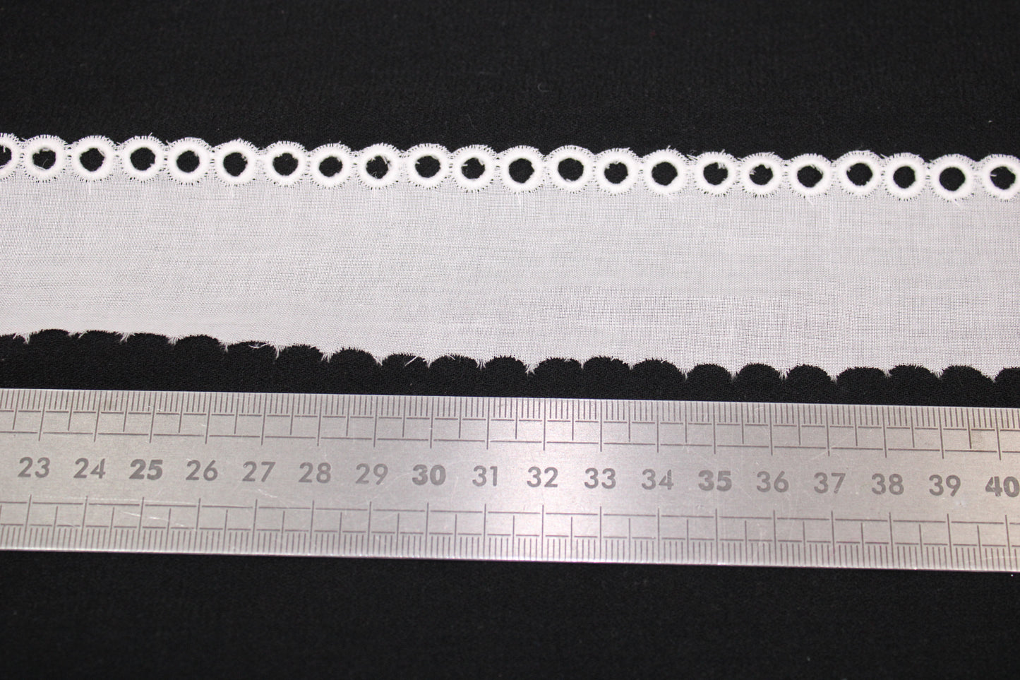 Galon - broderie anglaise blanche - motif circulaire - photo 2/3 | So Tissus