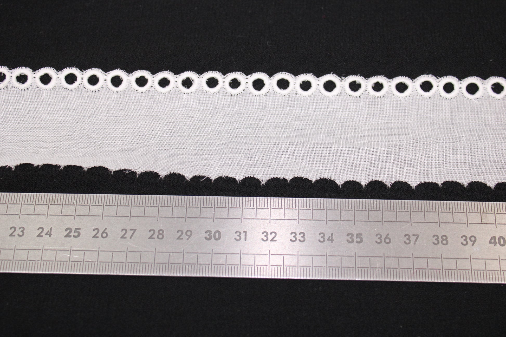 Galon - broderie anglaise blanche - motif circulaire - photo 2/3 | So Tissus