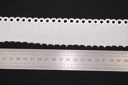 Galon - broderie anglaise blanche - motif circulaire - photo 2/3 | So Tissus