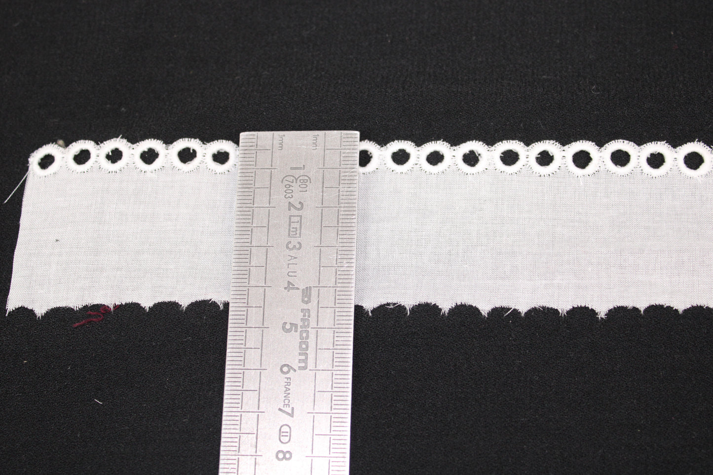 Galon - broderie anglaise blanche - motif circulaire - photo 3/3 | So Tissus