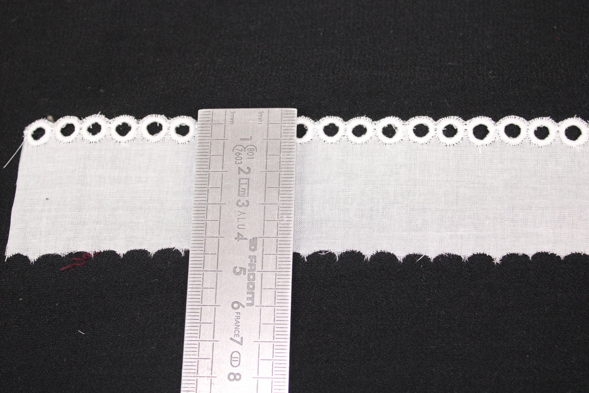 Galon - broderie anglaise blanche - motif circulaire - photo 3/3 | So Tissus