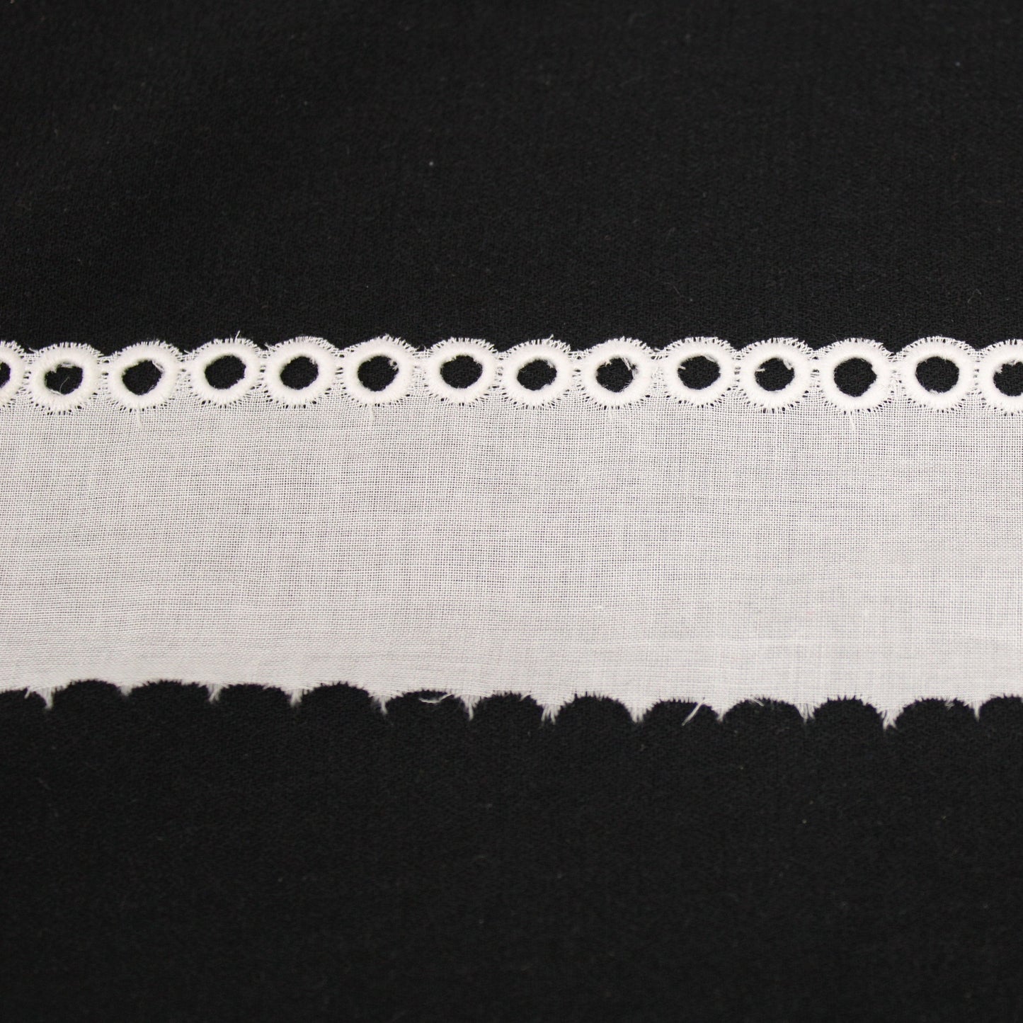 Galon - broderie anglaise blanche - motif circulaire - photo 1/3 | So Tissus