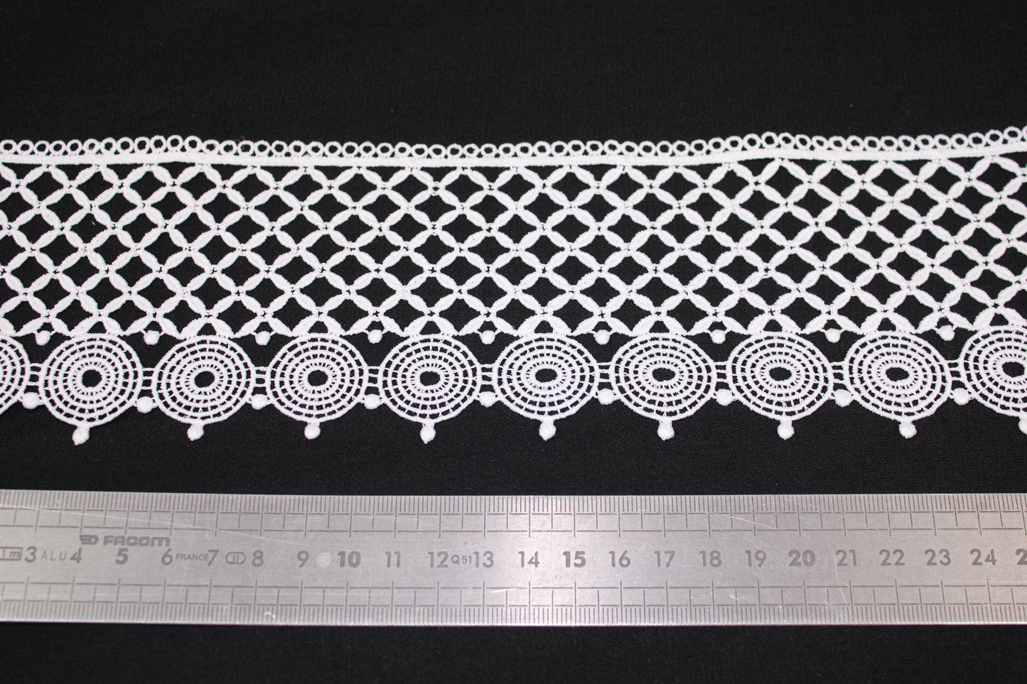 Galon - guipure blanche - motif complexe - photo 2/3 | So Tissus