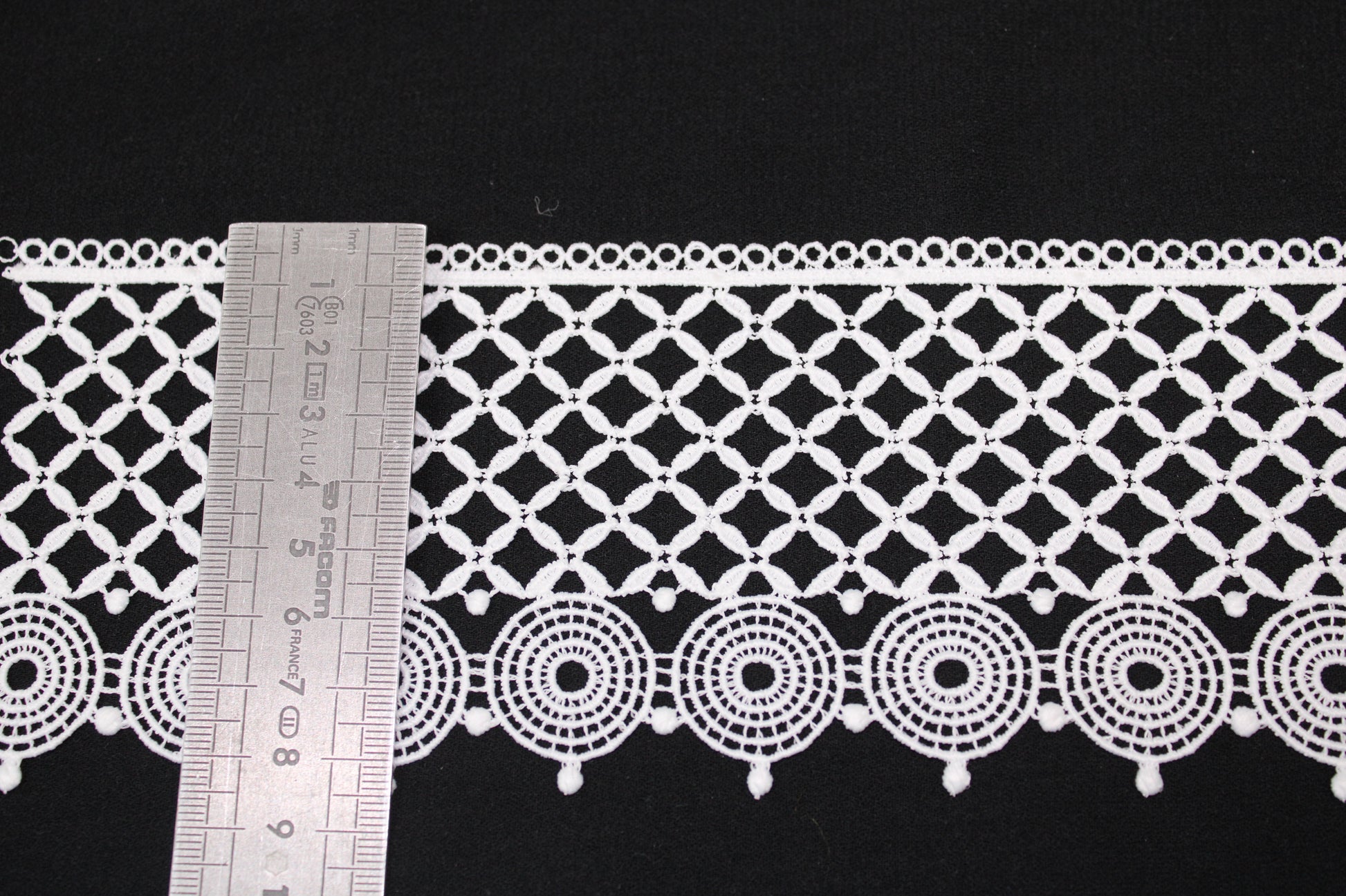 Galon - guipure blanche - motif complexe - photo 3/3 | So Tissus