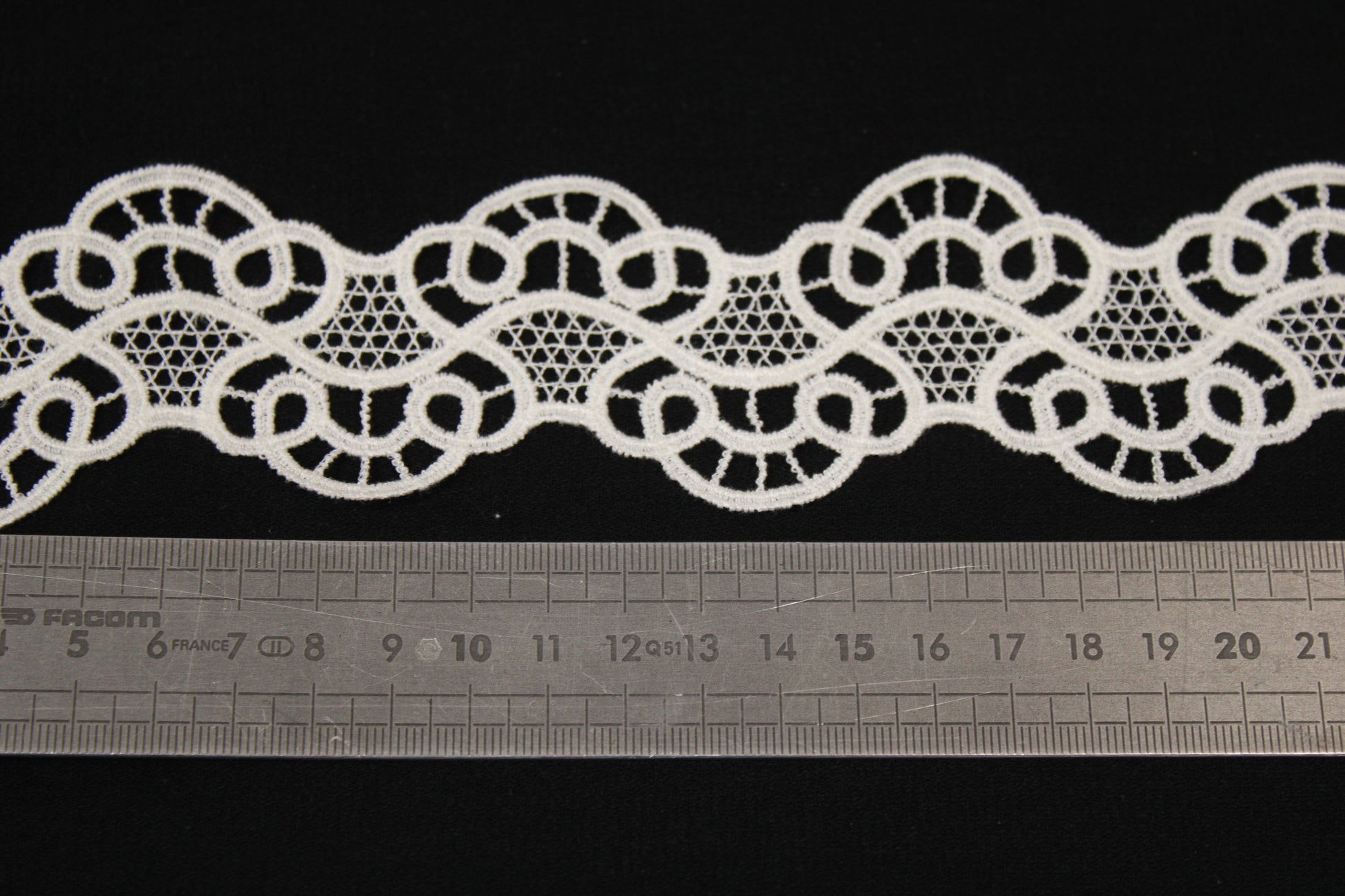 Galon - guipure blanche - motif arabesque - photo 2/3 | So Tissus