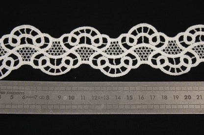 Galon - guipure blanche - motif arabesque - photo 2/3 | So Tissus