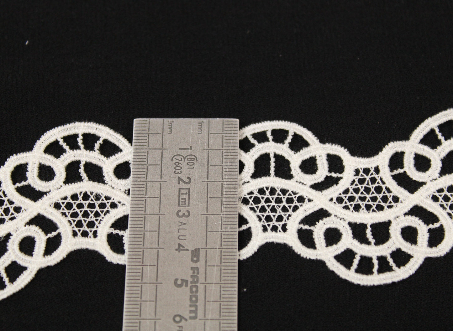 Galon - guipure blanche - motif arabesque - photo 3/3 | So Tissus