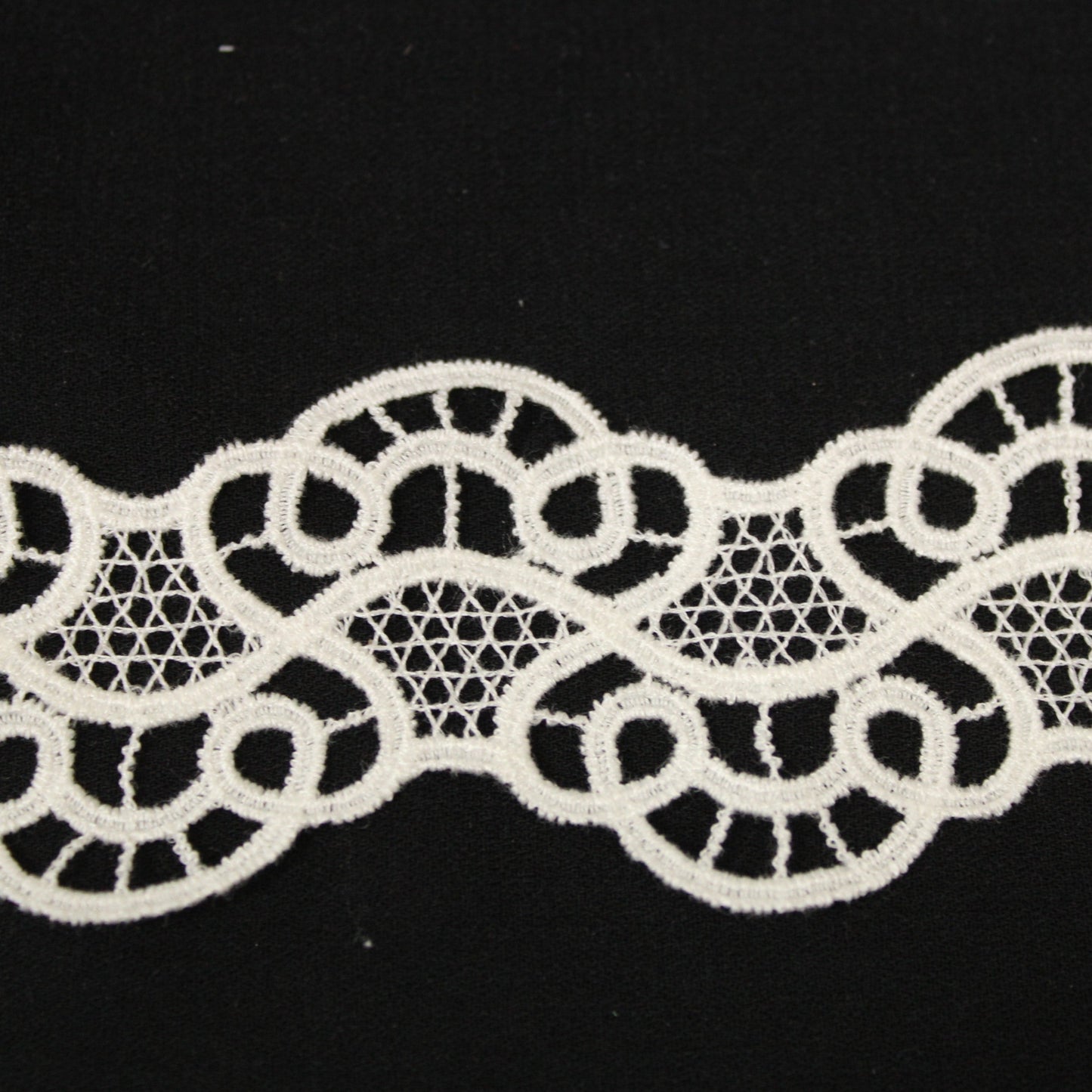 Galon - guipure blanche - motif arabesque - photo 1/3 | So Tissus