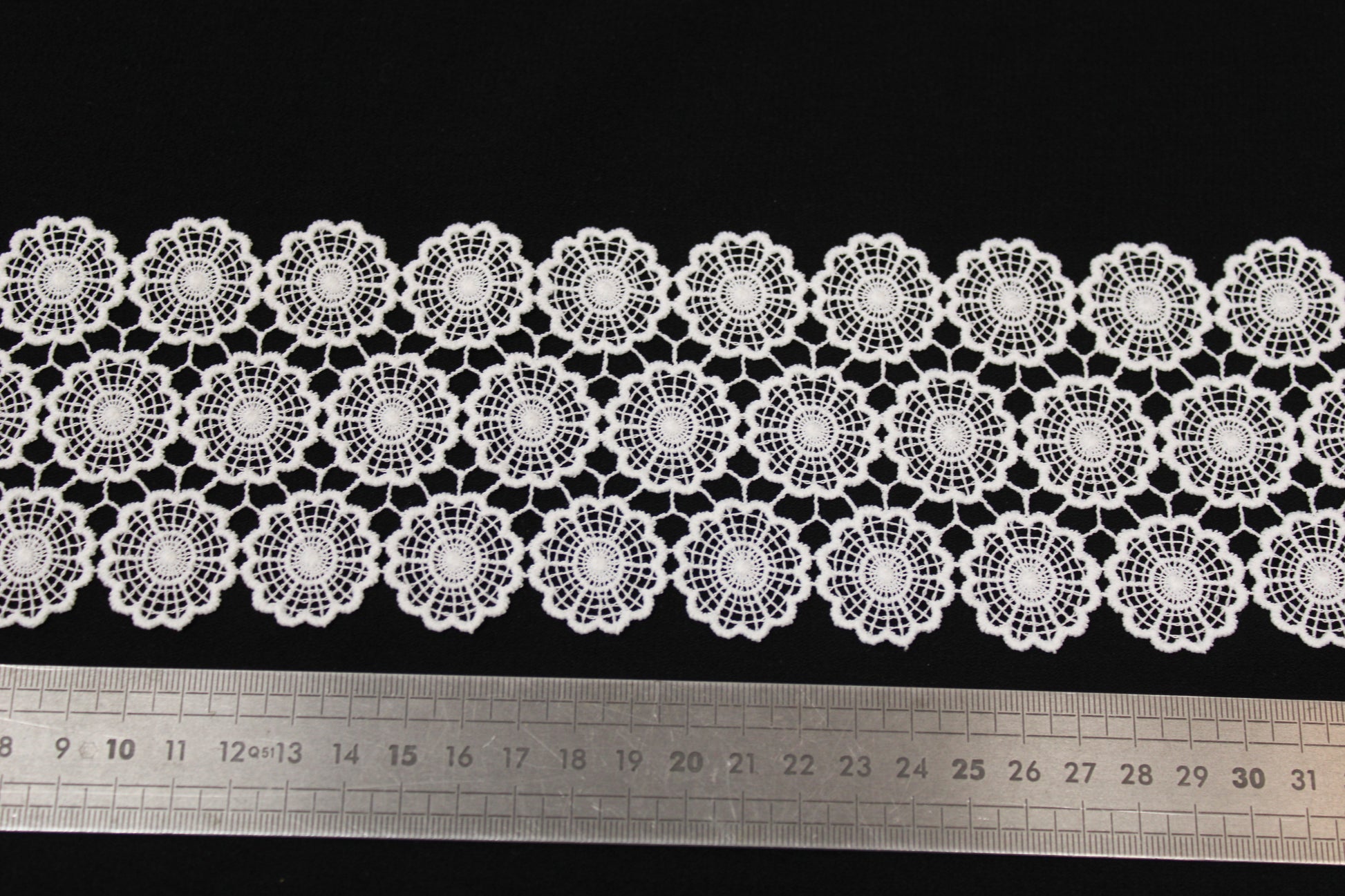 Galon - guipure blanche - motif rosace - photo 2/3 | So Tissus