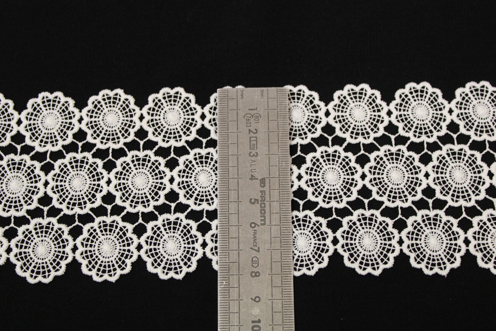 Galon - guipure blanche - motif rosace - photo 3/3 | So Tissus