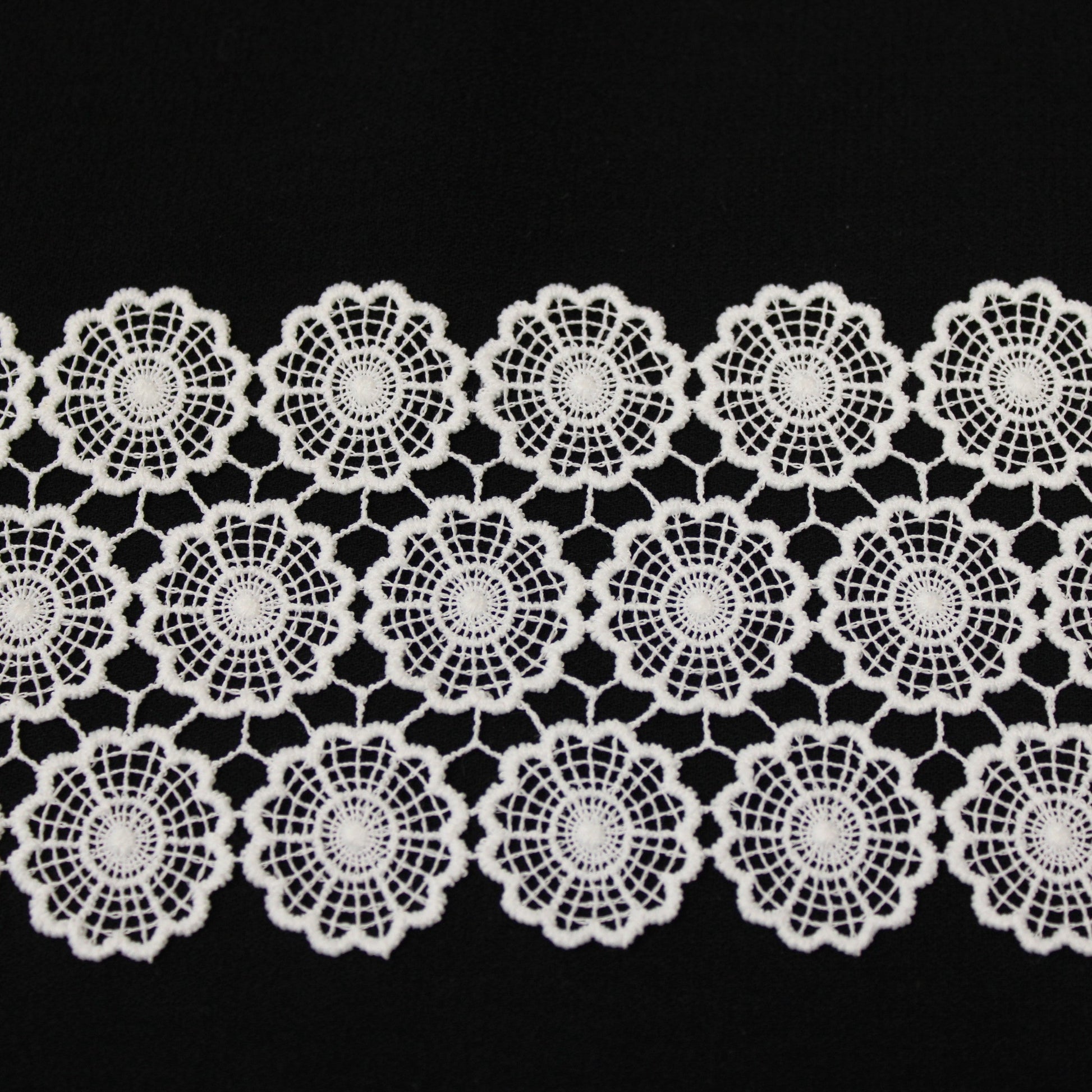 Galon - guipure blanche - motif rosace - photo 1/3 | So Tissus