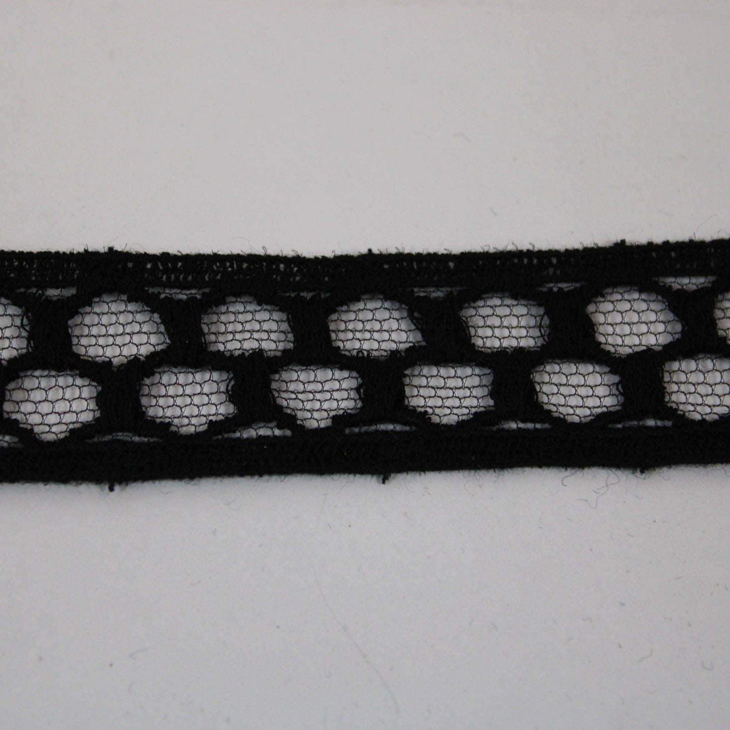 Galon - guipure noire - motif circulaire - photo 1/3 | So Tissus