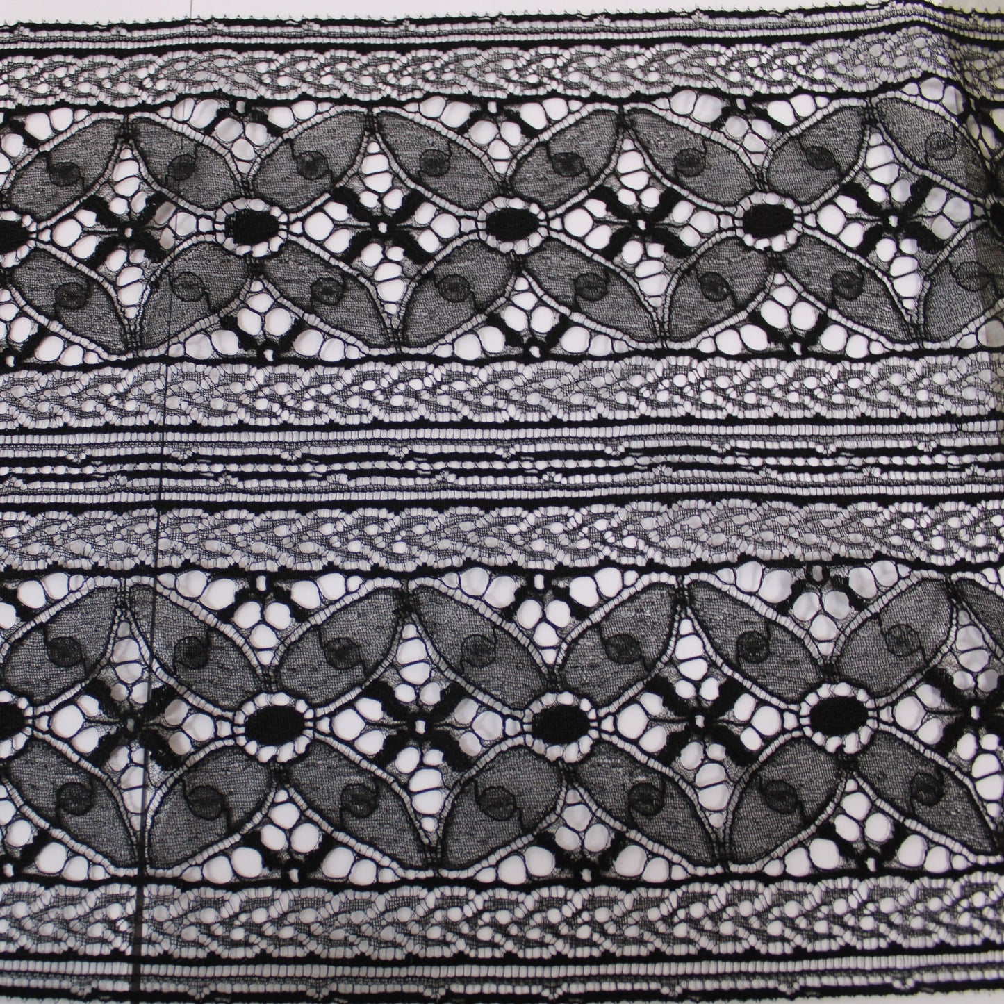 Galon - dentelle noire - fleuri - photo 1/3 | So Tissus