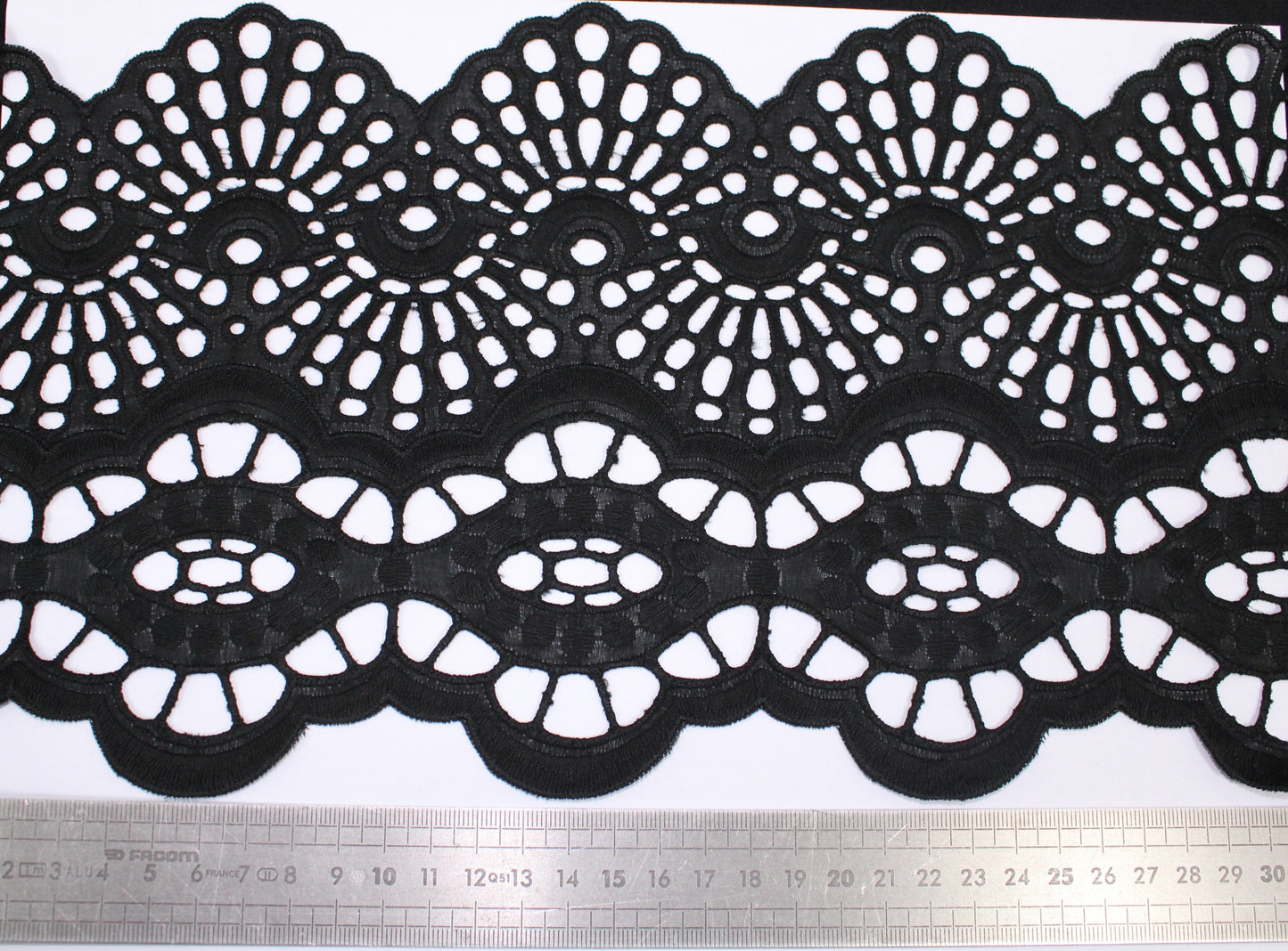 Galon - broderie anglaise noire - motif rosace - photo 2/3 | So Tissus