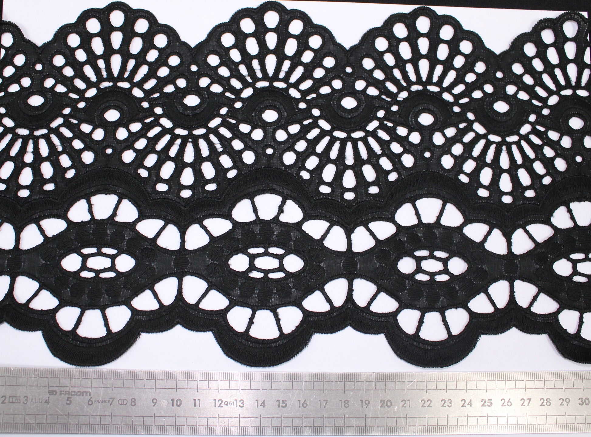 Galon - broderie anglaise noire - motif rosace - photo 2/3 | So Tissus