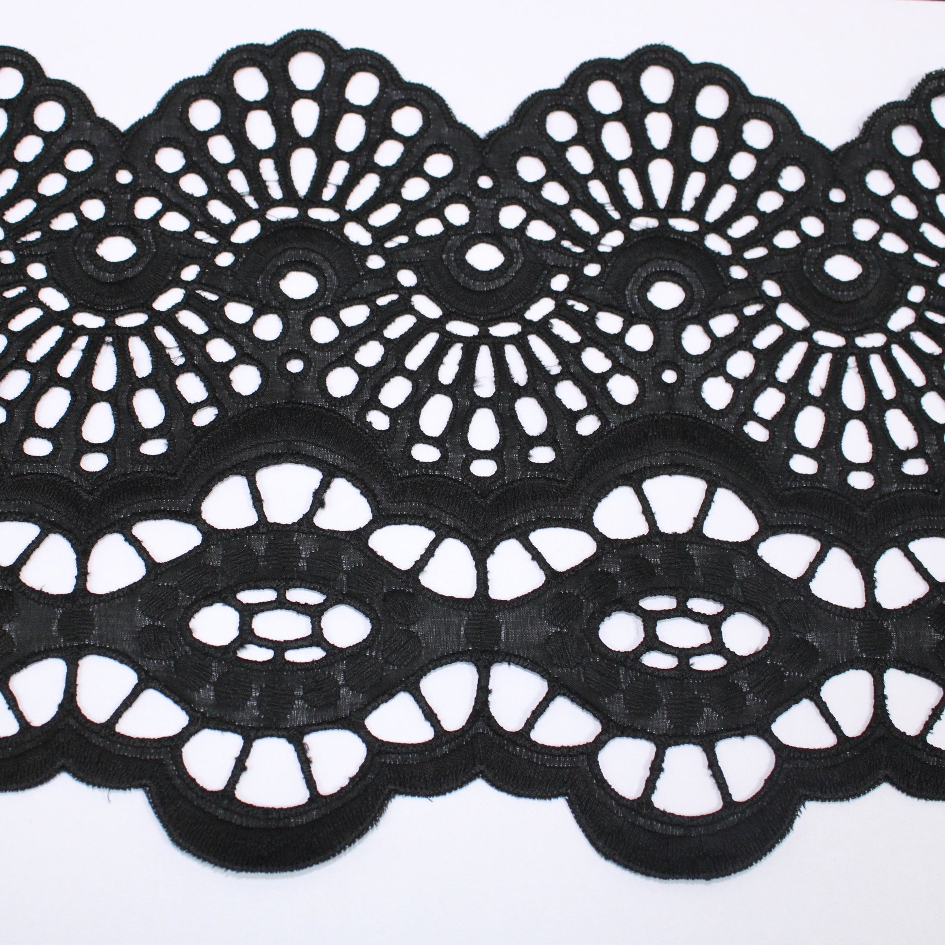 Galon - broderie anglaise noire - motif rosace - photo 1/3 | So Tissus