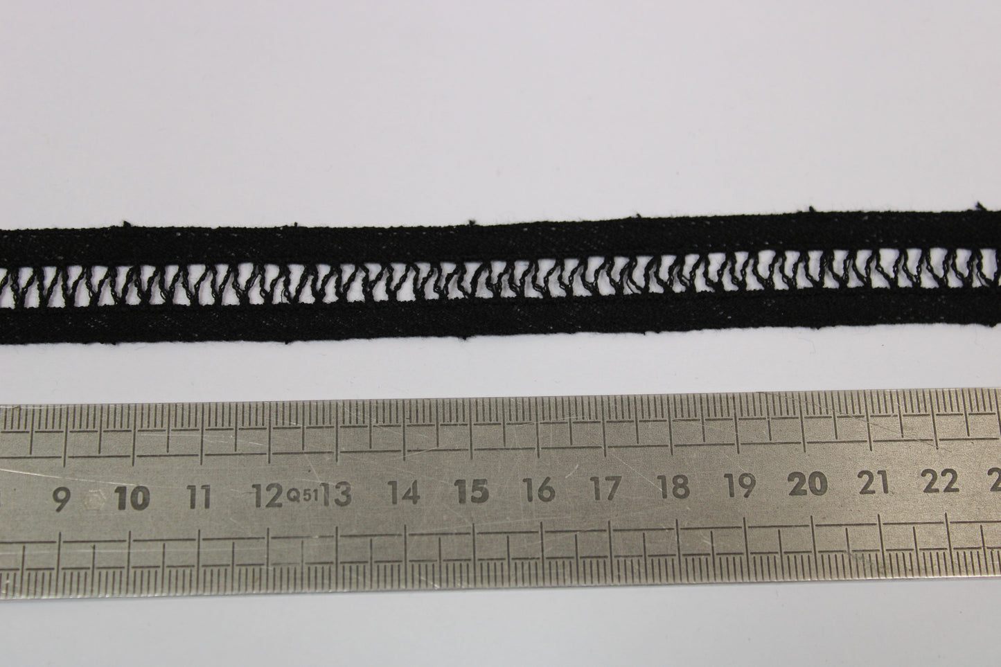 Galon - guipure noir - motif zig-zag - photo 2/3 | So Tissus