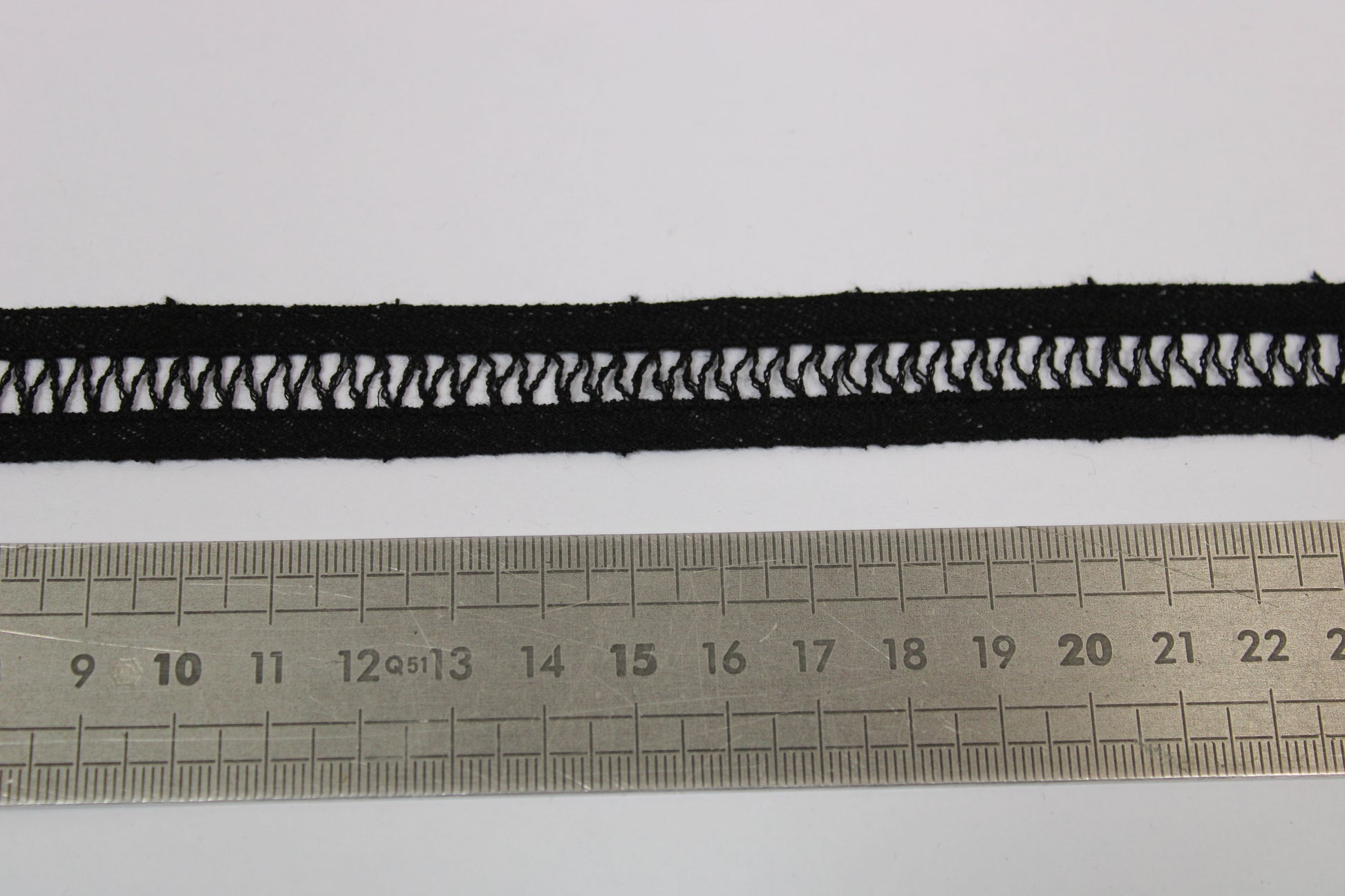 Galon - guipure noir - motif zig-zag - photo 2/3 | So Tissus