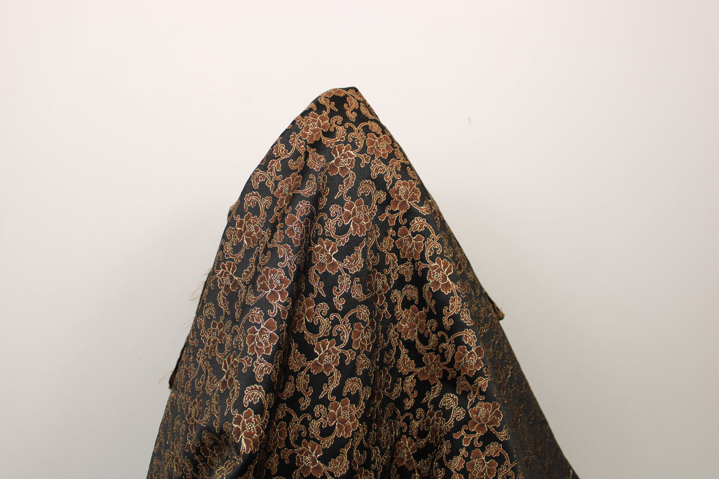 Tissu brocart - motif fleuri - noir marron et doré - photo 3/5 | So Tissus