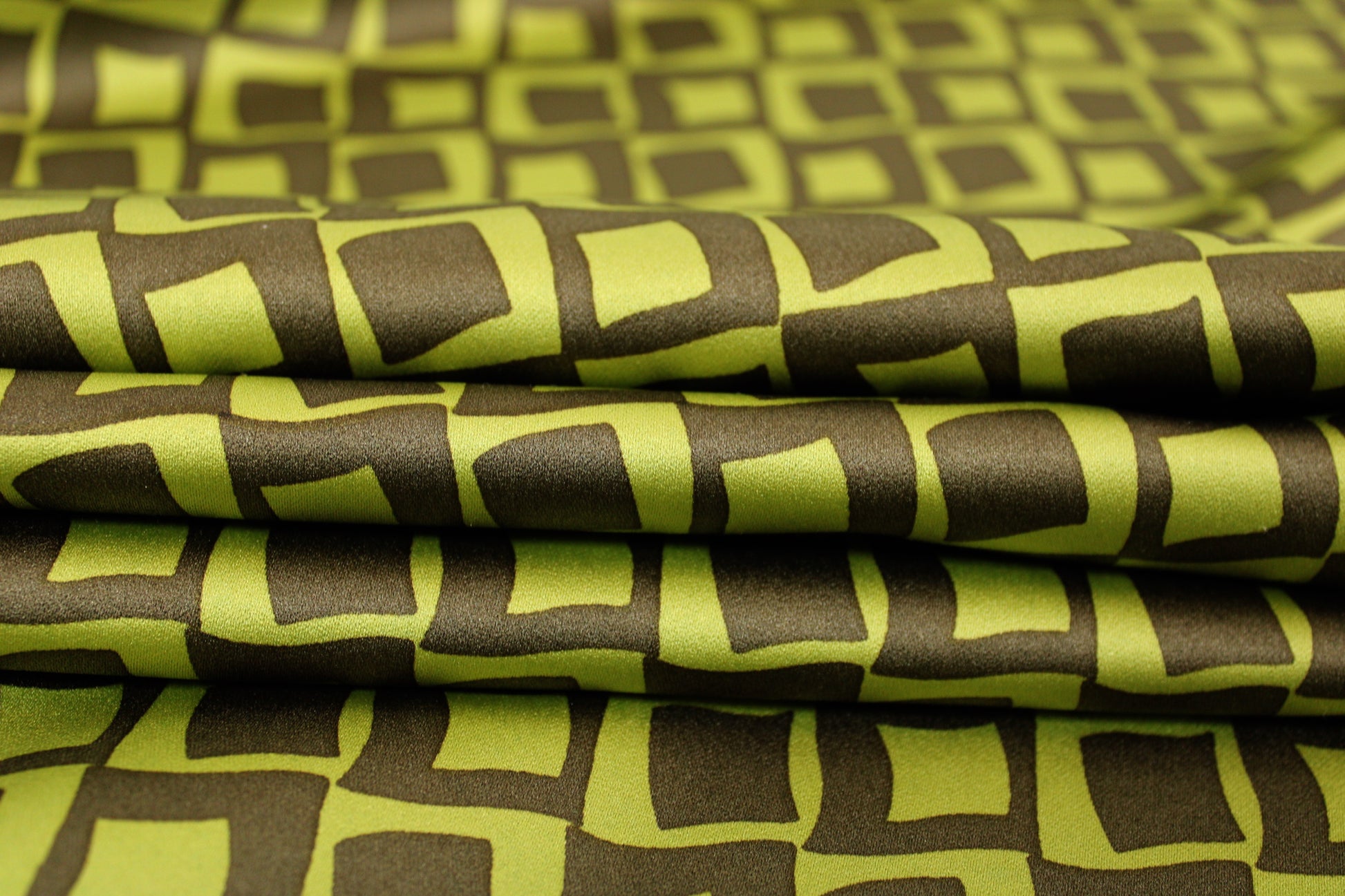 Tissu satin duchesse - imprimé géométrique - vert et kaki foncé - photo 2/5 | So Tissus
