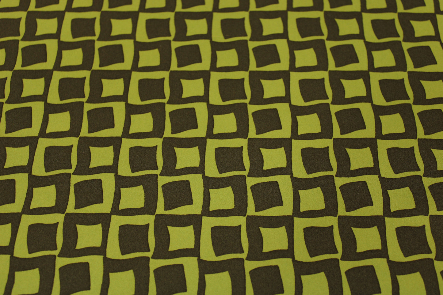 Tissu satin duchesse - imprimé géométrique - vert et kaki foncé - photo 4/5 | So Tissus