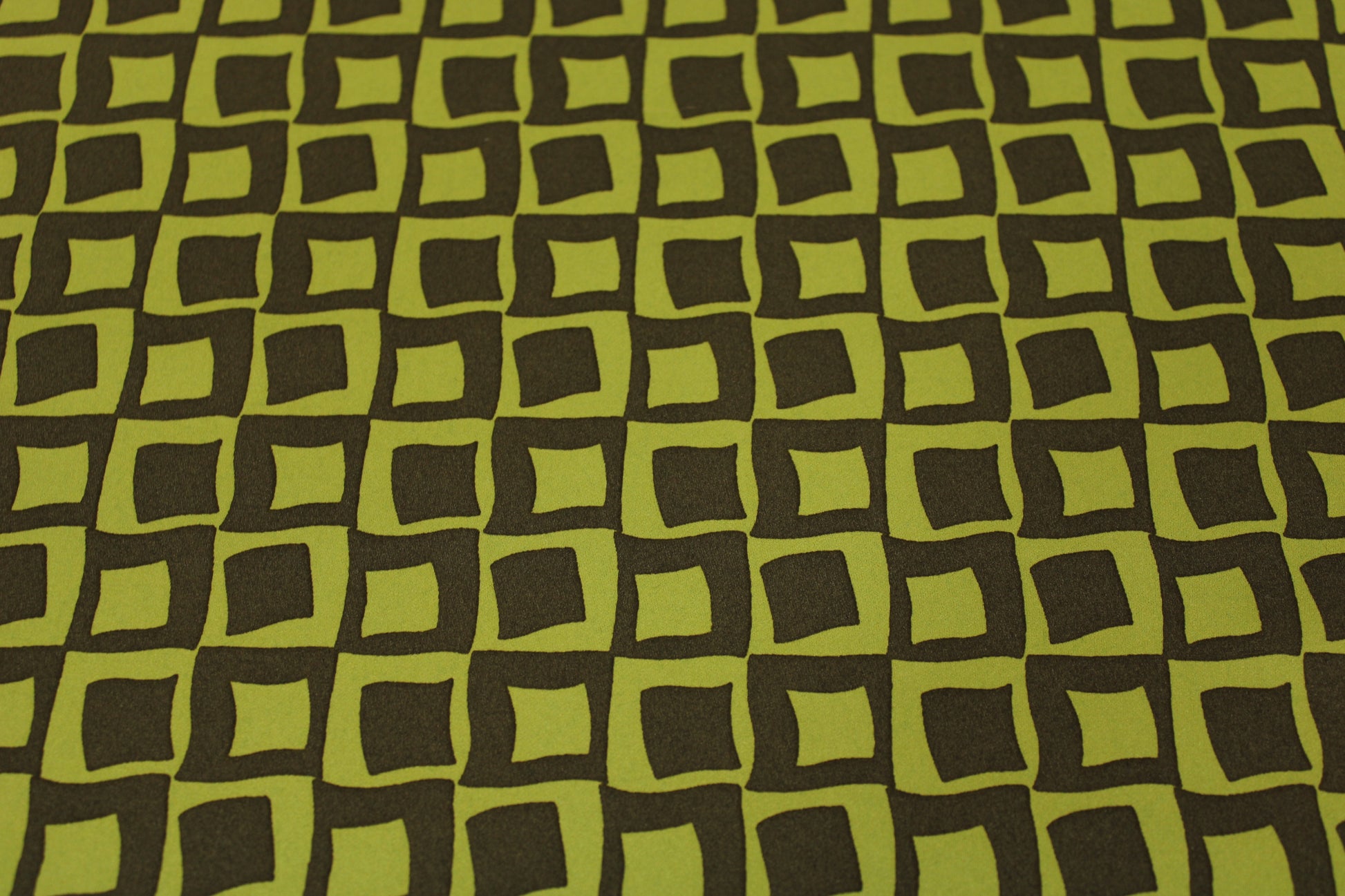 Tissu satin duchesse - imprimé géométrique - vert et kaki foncé - photo 4/5 | So Tissus
