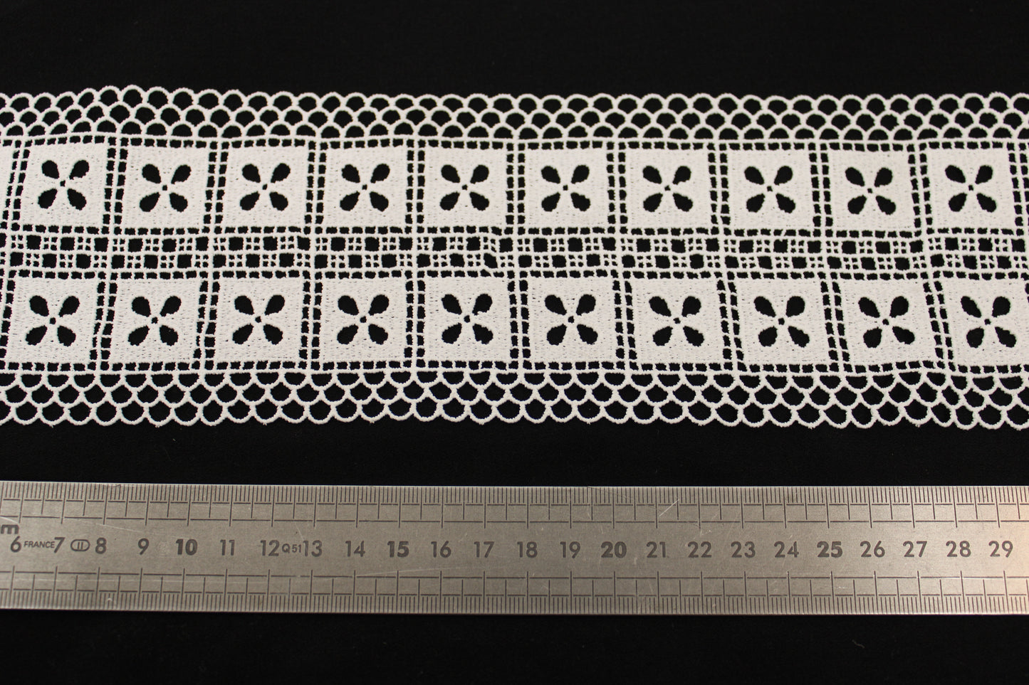 Galon - guipure blanche - motif fleuri - photo 2/3 | So Tissus