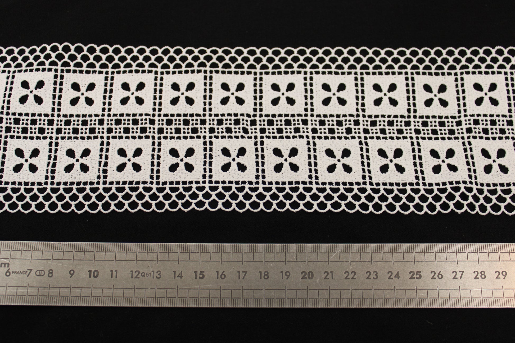 Galon - guipure blanche - motif fleuri - photo 2/3 | So Tissus