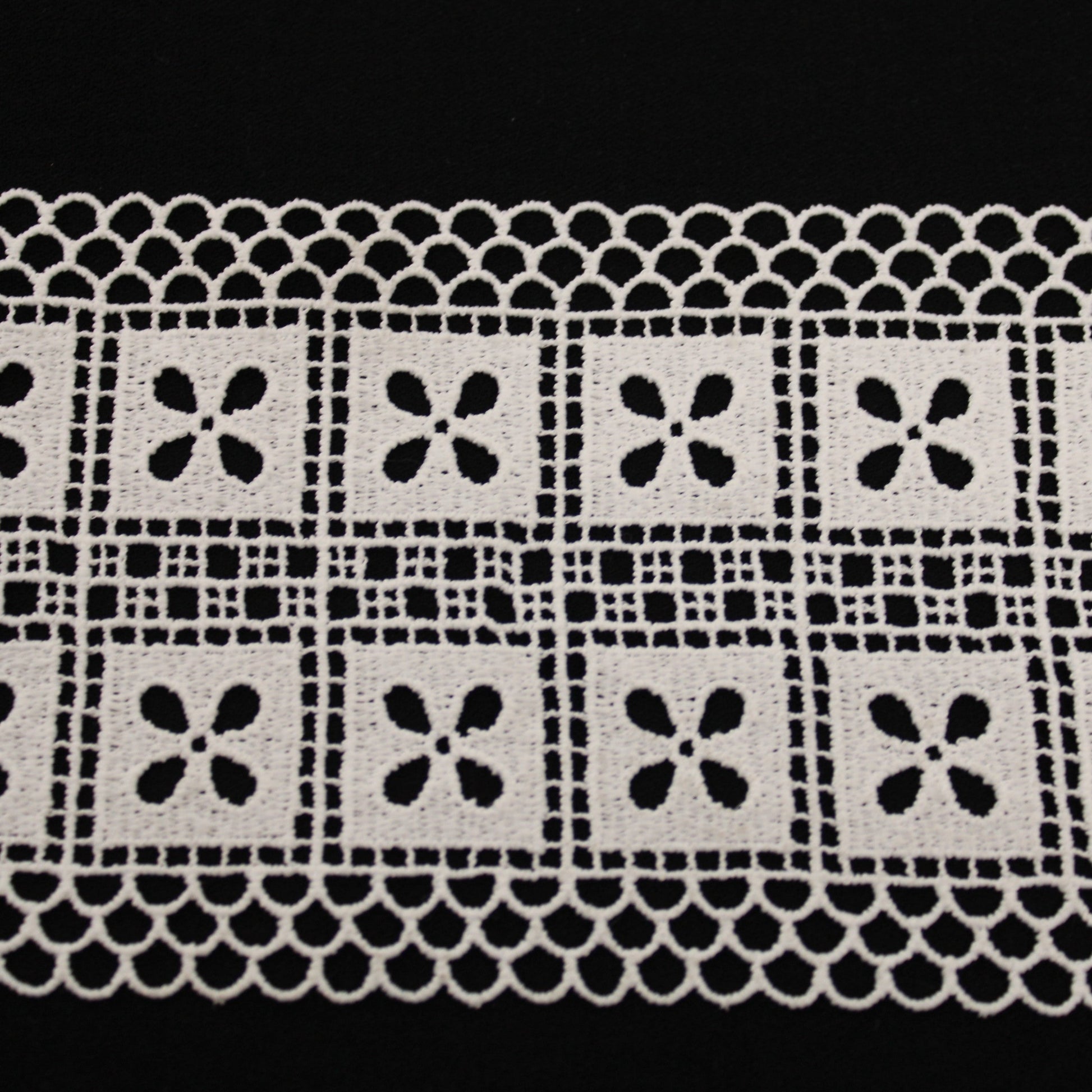 Galon - guipure blanche - motif fleuri - photo 1/3 | So Tissus