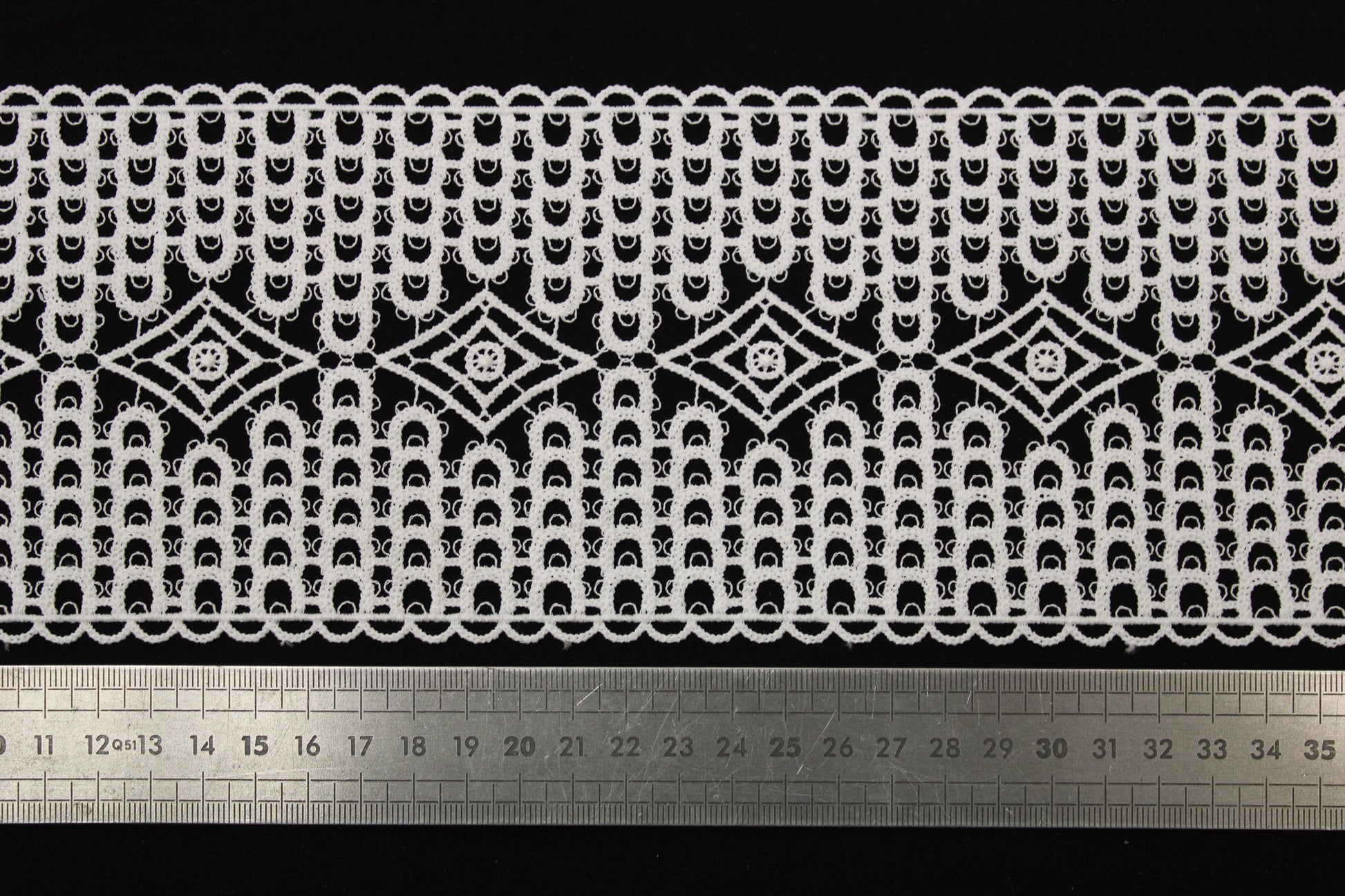 Galon - guipure blanche - motif losange - photo 2/3 | So Tissus