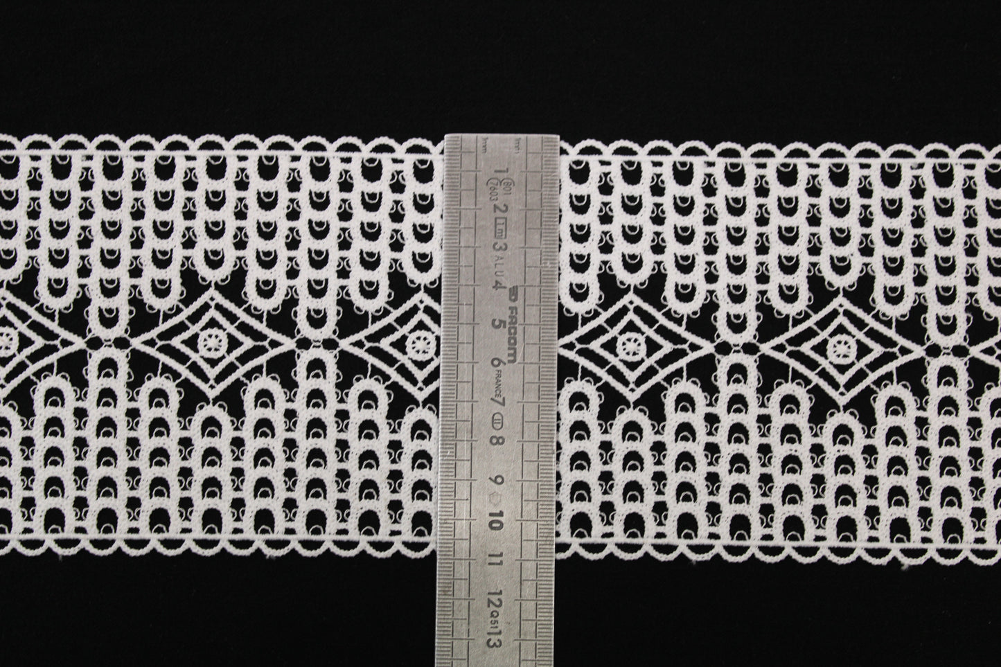 Galon - guipure blanche - motif losange - photo 3/3 | So Tissus