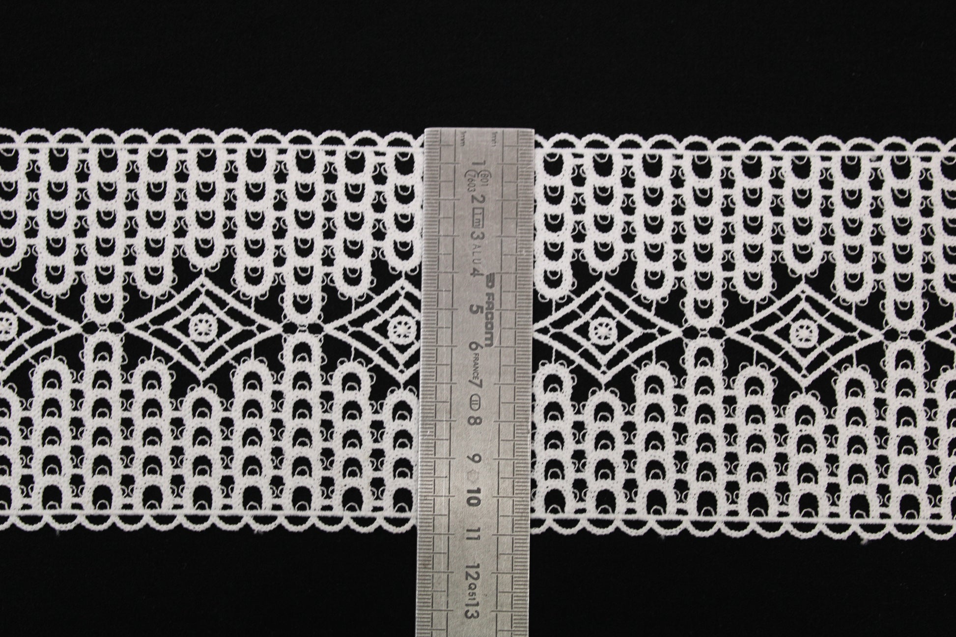 Galon - guipure blanche - motif losange - photo 3/3 | So Tissus