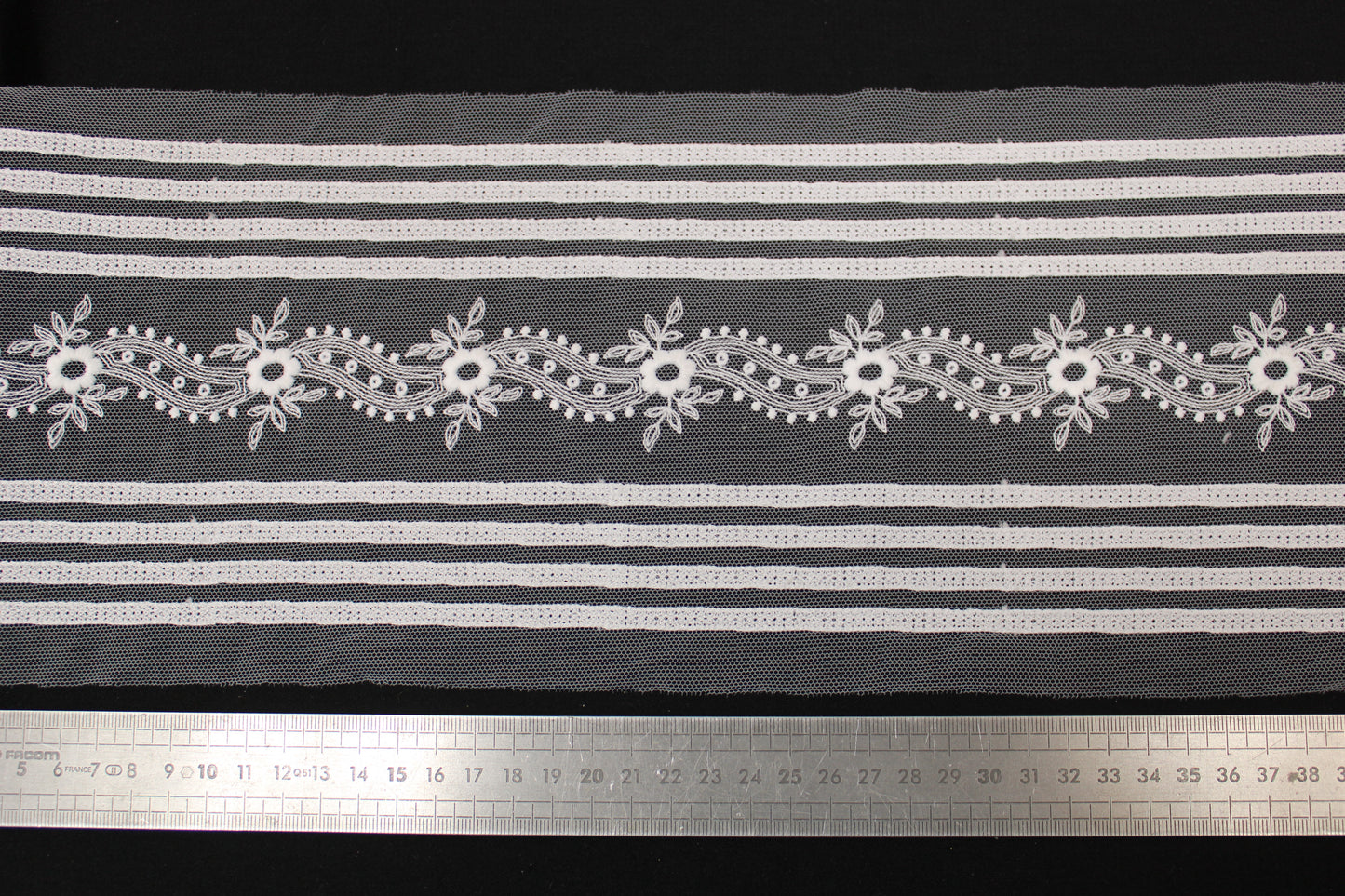 Galon - tulle blanc - motif fleuri - photo 2/3 | So Tissus