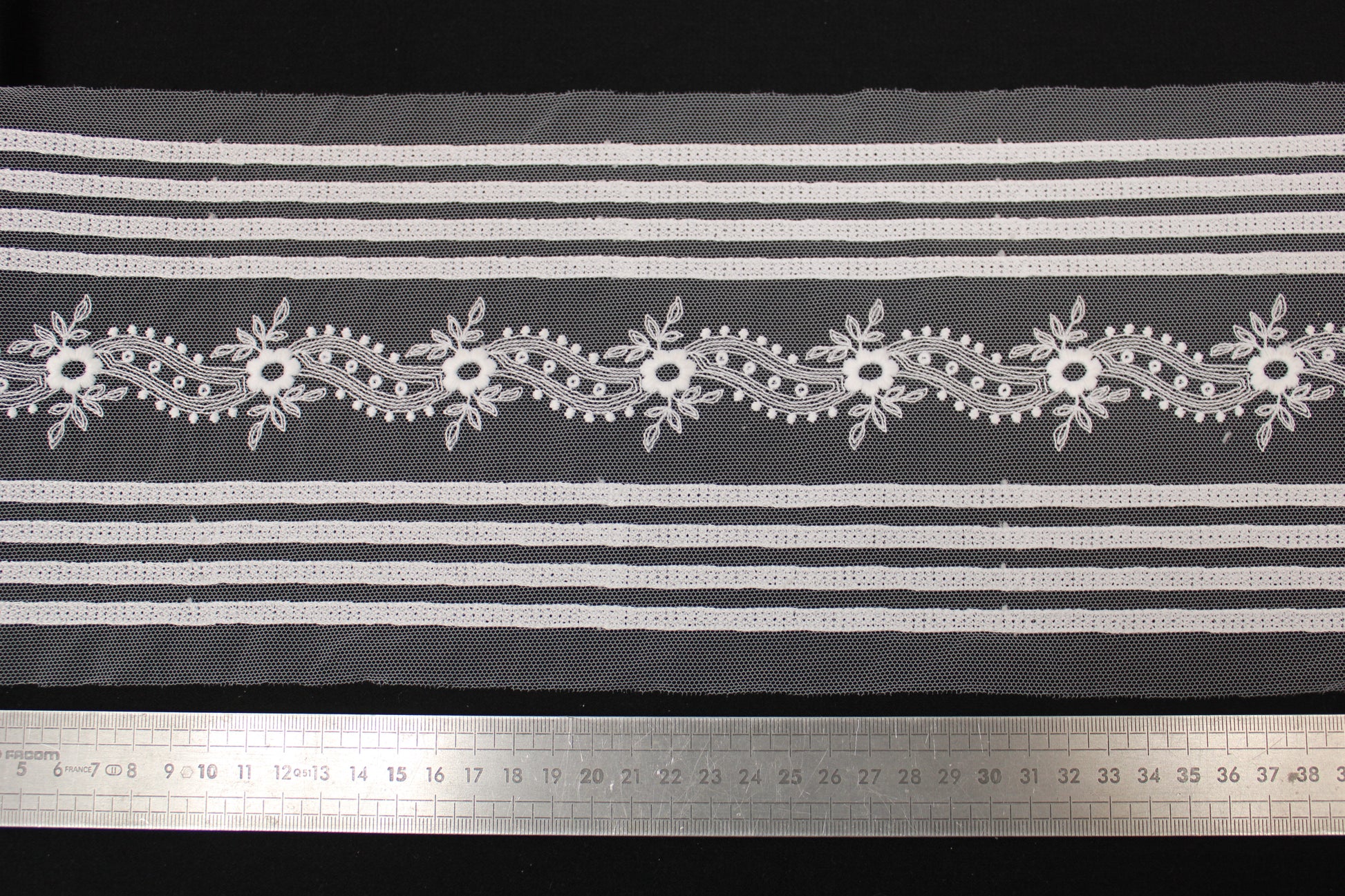 Galon - tulle blanc - motif fleuri - photo 2/3 | So Tissus
