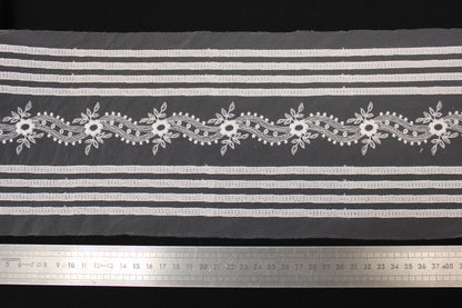Galon - tulle blanc - motif fleuri - photo 2/3 | So Tissus