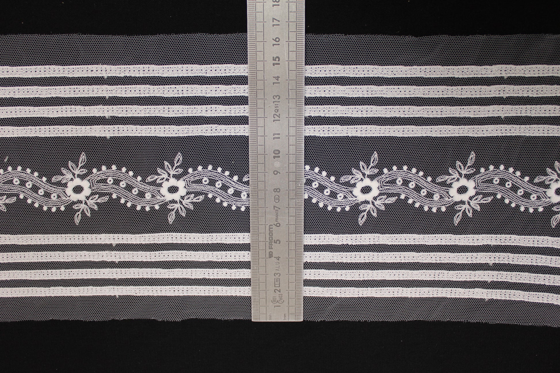 Galon - tulle blanc - motif fleuri - photo 3/3 | So Tissus