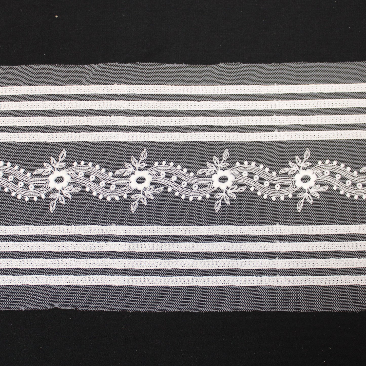 Galon - tulle blanc - motif fleuri - photo 1/3 | So Tissus