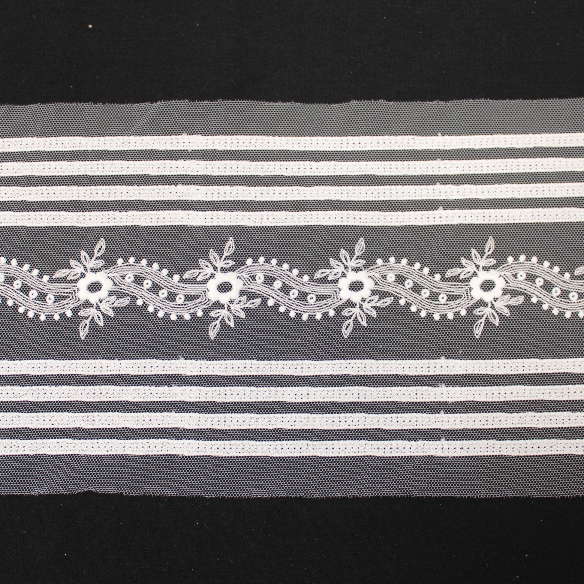 Galon - tulle blanc - motif fleuri - photo 1/3 | So Tissus