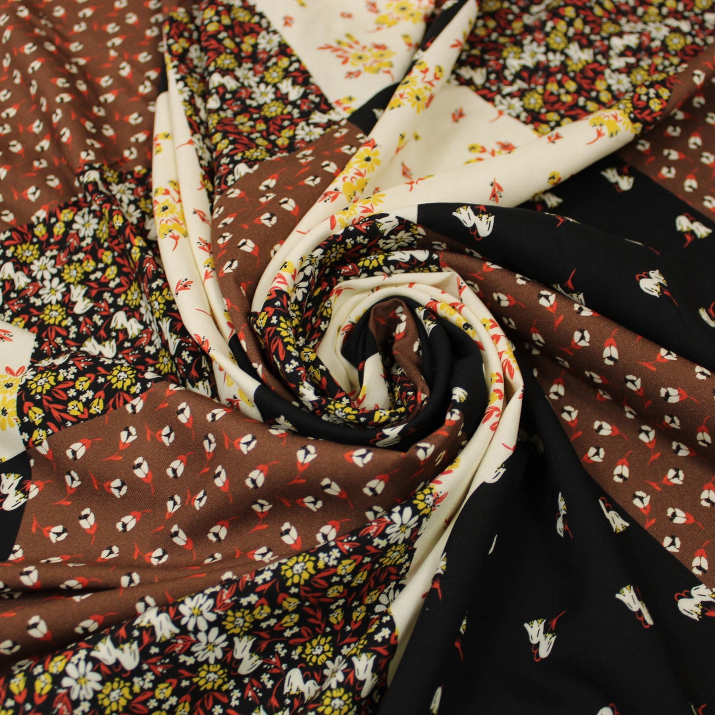 Tissu viscose - imprimé patchwork - photo 1/4 | So Tissus