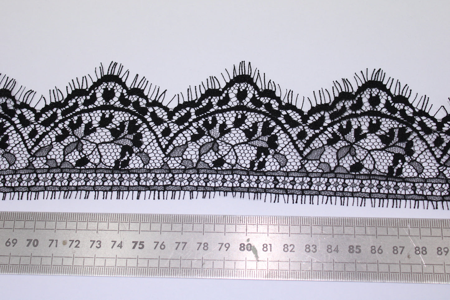 Galon - dentelle noire - motif fleuri - photo 2/3 | So Tissus