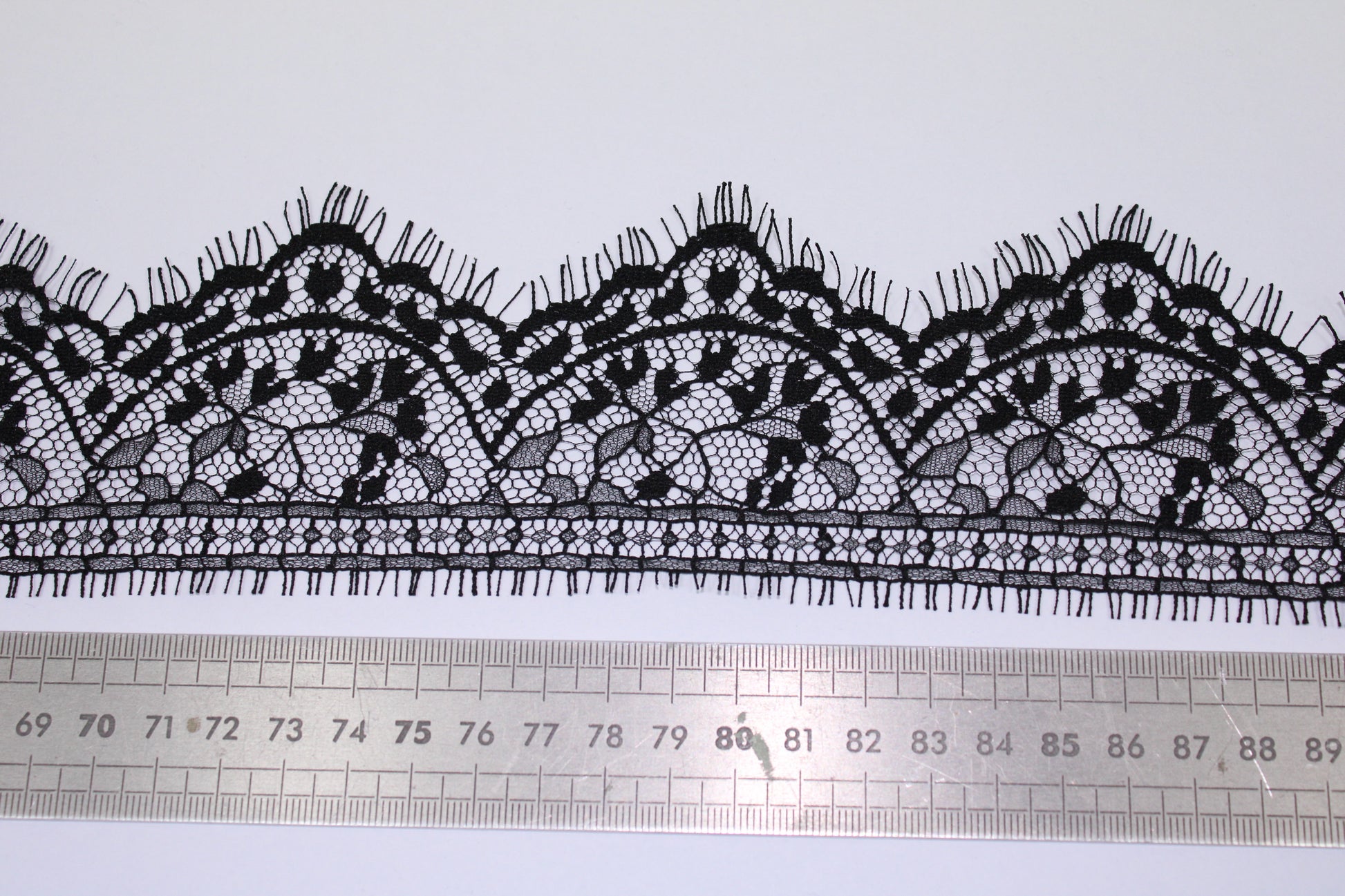 Galon - dentelle noire - motif fleuri - photo 2/3 | So Tissus