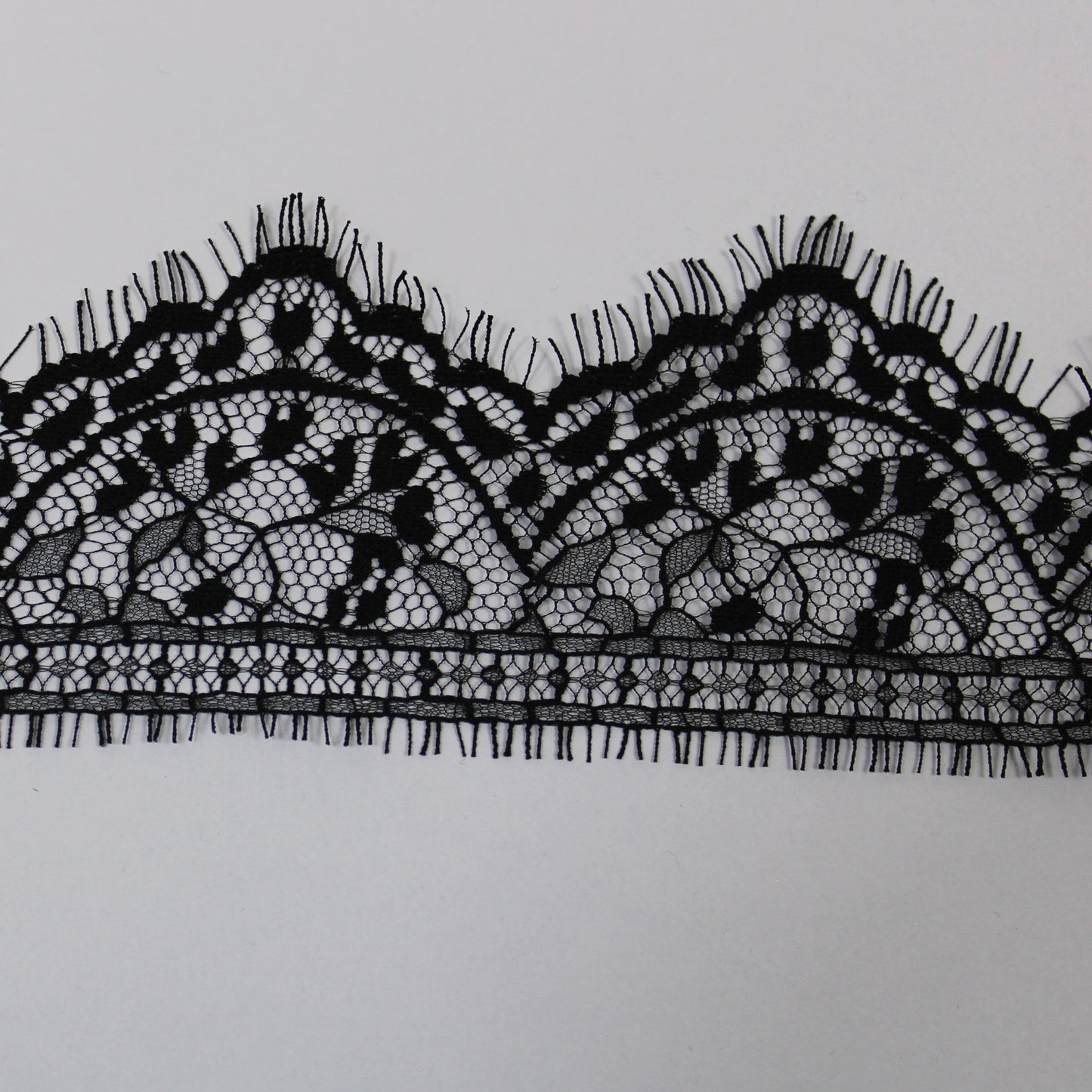 Galon - dentelle noire - motif fleuri - photo 1/3 | So Tissus