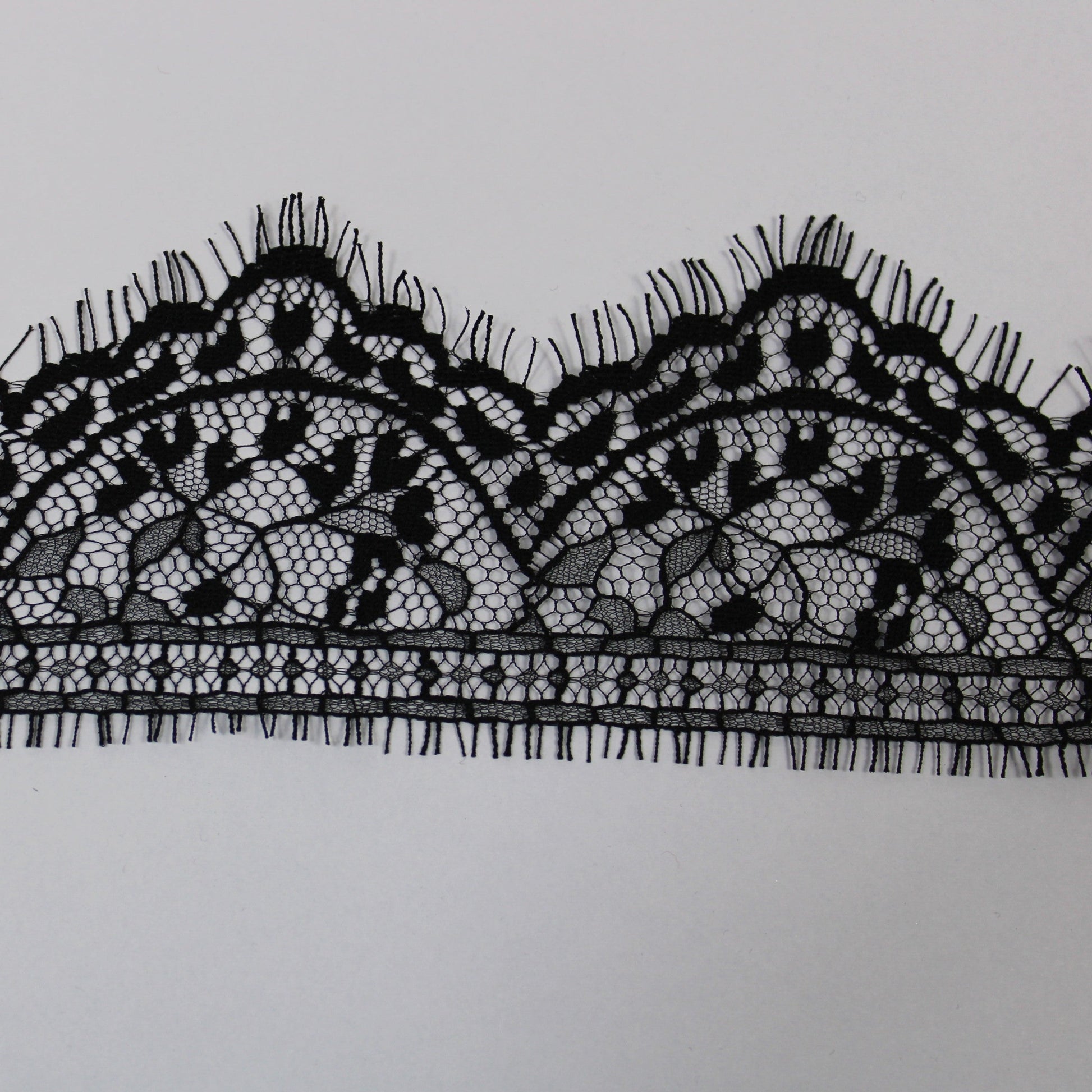 Galon - dentelle noire - motif fleuri - photo 1/3 | So Tissus