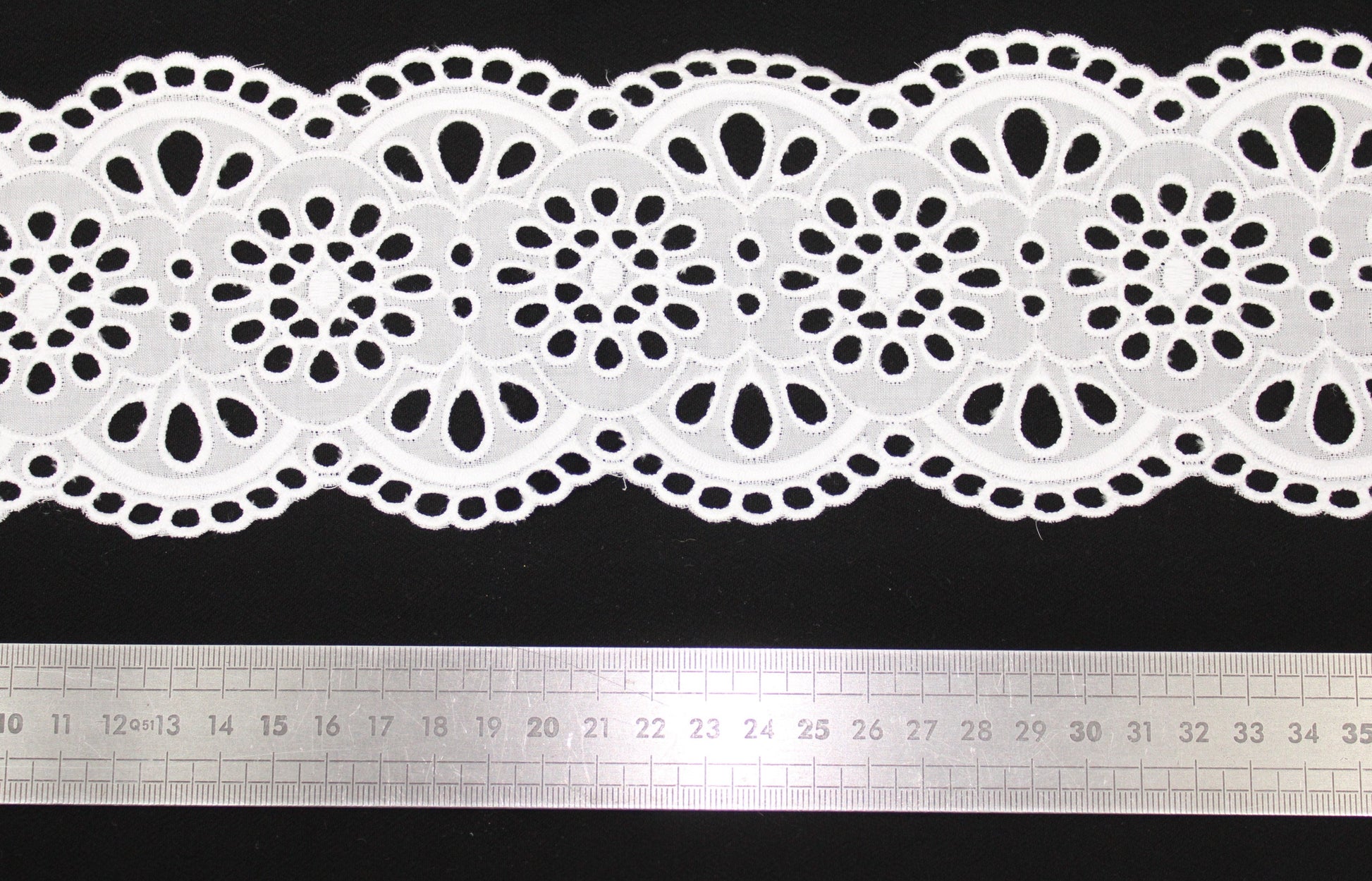 Galon - broderie anglaise blanche - motif rosace - photo 2/3 | So Tissus