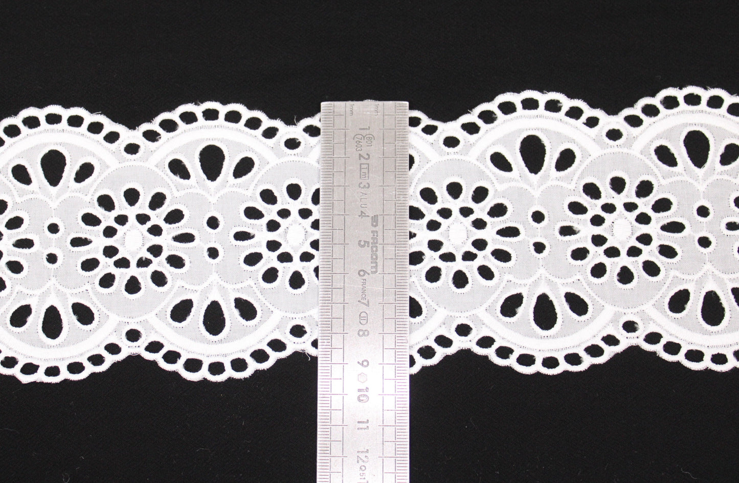 Galon - broderie anglaise blanche - motif rosace - photo 3/3 | So Tissus